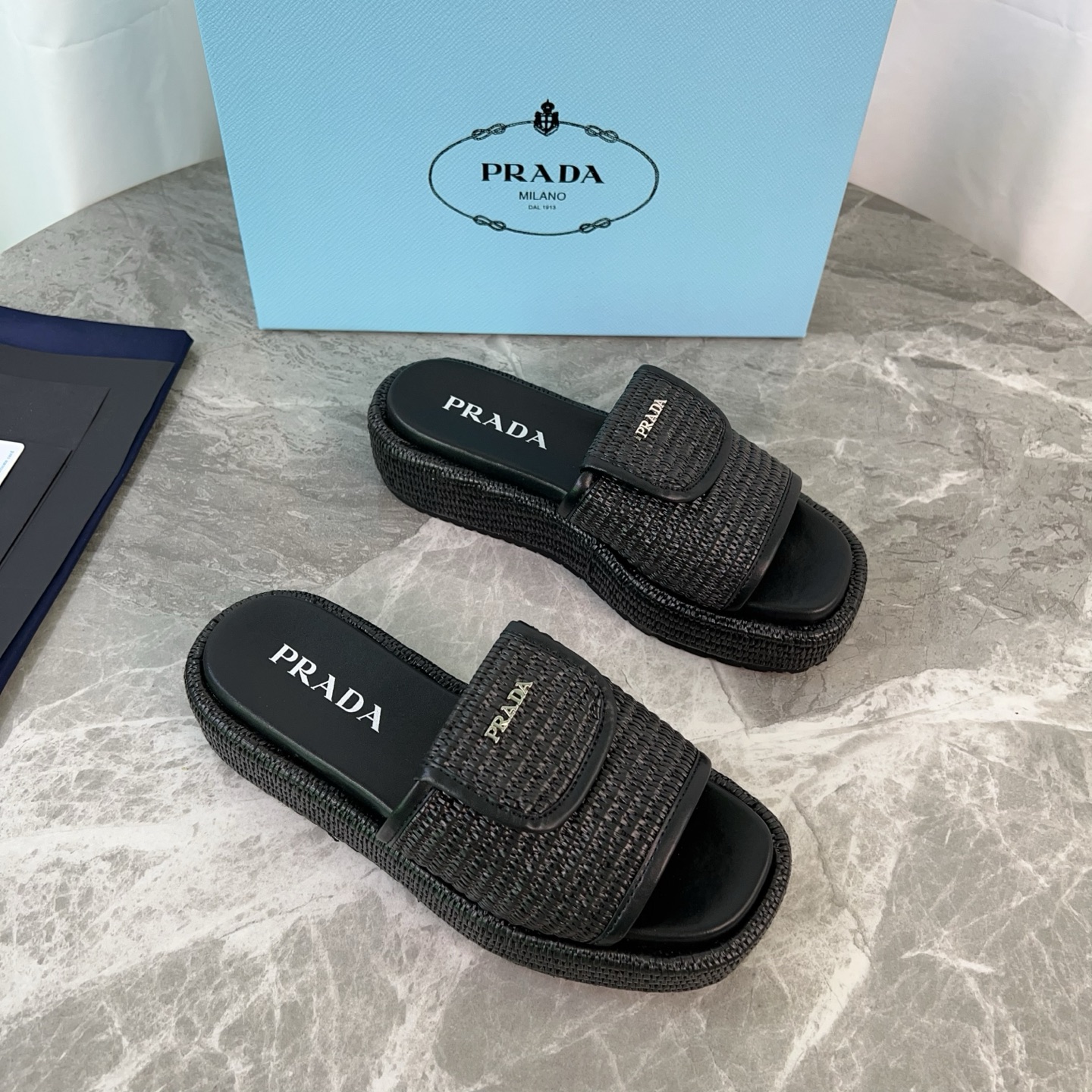 NO:229349,The latest model of P home, original custom-made lafite, super soft mixed-bred sheepskin, original mold opening craftsmanship, original packaging size 35-41, slippers, slippers, sheepskin19860909P家最新款 面原版定制拉菲草 里超软混种羊皮 底原版开模工艺底 原版包装 size 35-41,拖鞋,slippers,sheepskin,Women's Shoes