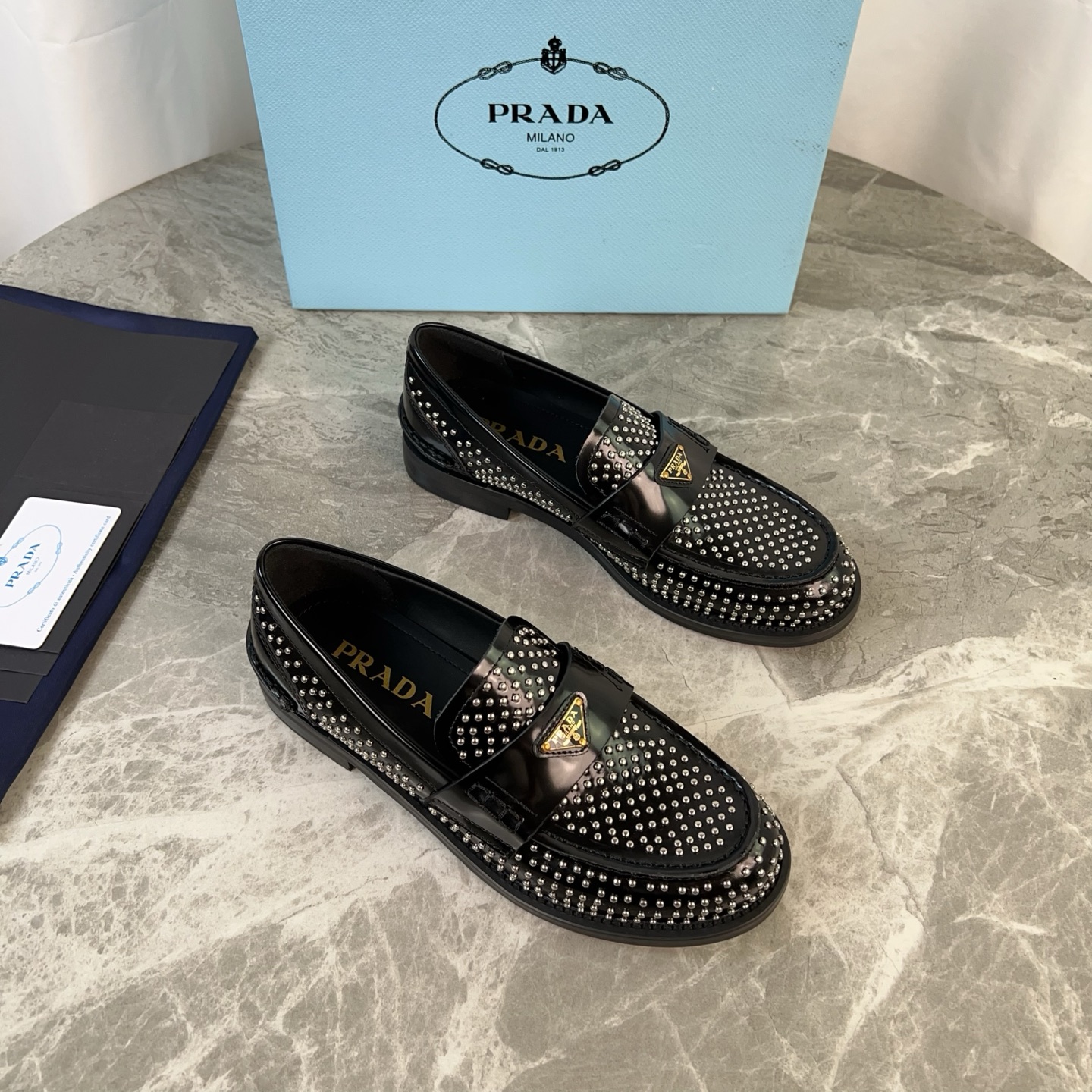 NO:240137,The latest model of P-home imported beaded cowhide   diamond, super soft water dyed cowhide, original rubber sole, iconic triangle logo, original packaging size: 35-41, loafers, loafers, cowhide19860909P家最新款 面进口开边珠牛皮 钻 里超软水染牛皮 底原版橡胶底 标志性三角标,原版包装 size:35-41,乐福鞋,loafers,cowhide,Women's Shoes