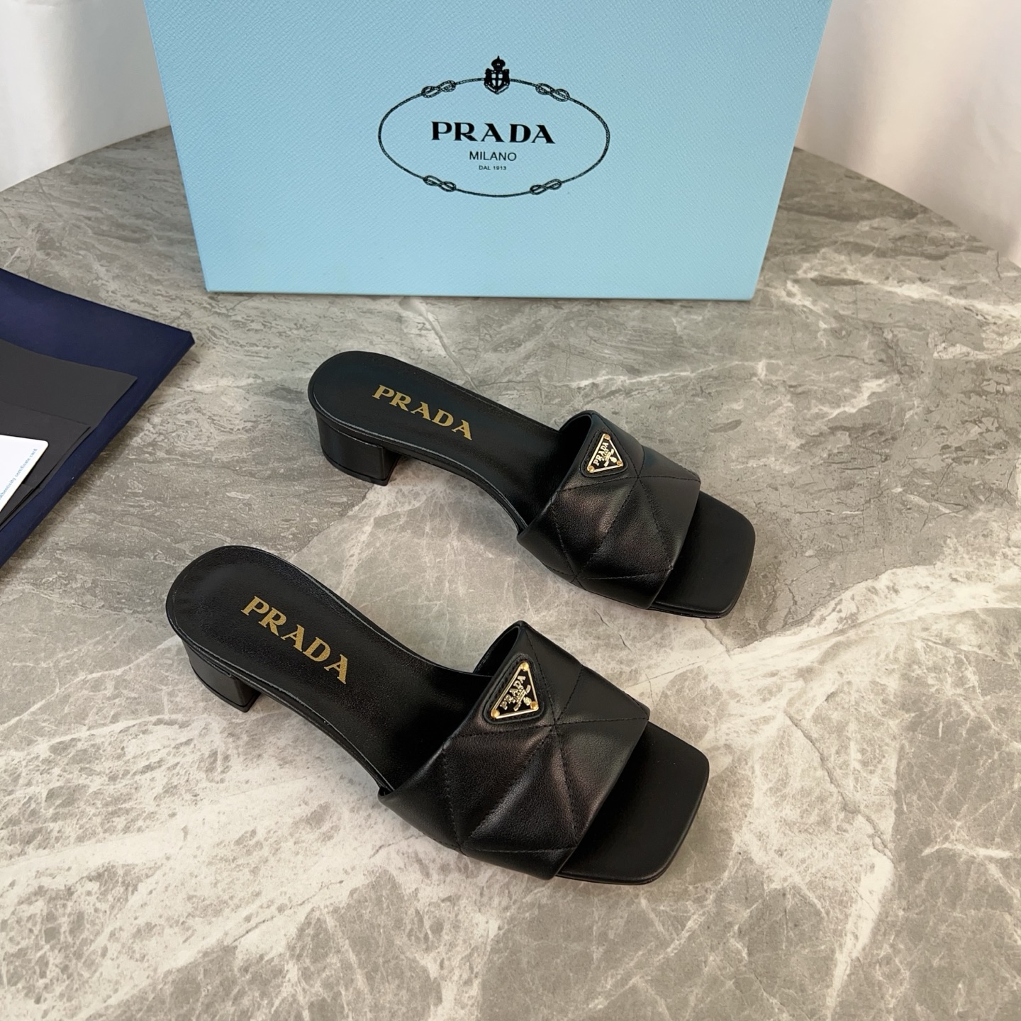 NO:240155,The latest model of P family, imported sheepskin, cross-patterned cowhide, mixed-bred sheepskin, cushioned sheepskin, Italian original leather outsole, heel height 3.5CM, iconic triangle logo, original packaging size: 35-41 (41 customization), slippers, slippers, cowhide, sheepskin, Leather soles19860909P家最新款 面进口羊皮、十字纹牛皮 里混种羊皮 垫混种羊皮 底意大利原版真皮大底 跟高3.5CM 标志性三角标,原版包装 size:35-41(41定制）,拖鞋,slippers,cowhide,sheepskin,Leather soles,Women's Shoes