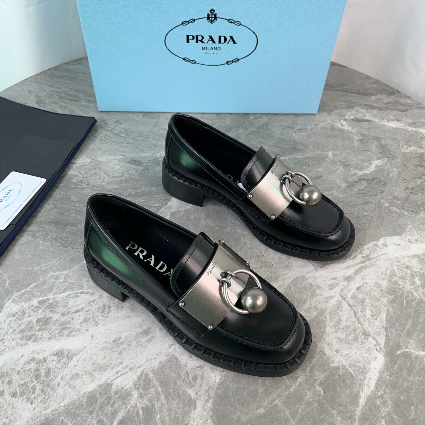 NO:240140,The latest model of P-home imported side beads, cow patent leather, super soft silk cow leather, matted silk cow leather, original 1:1 craft sole, original packaging size 35-41 (customized by 40, 41), loafers, loafers, cowhide19860909P家最新款 面进口开边珠、牛漆皮 里超软丝绸牛皮 垫丝绸牛皮 底原版1:1工艺大底 原版包装 size 35-41（40、41定制）,乐福鞋,loafers,cowhide,Women's Shoes