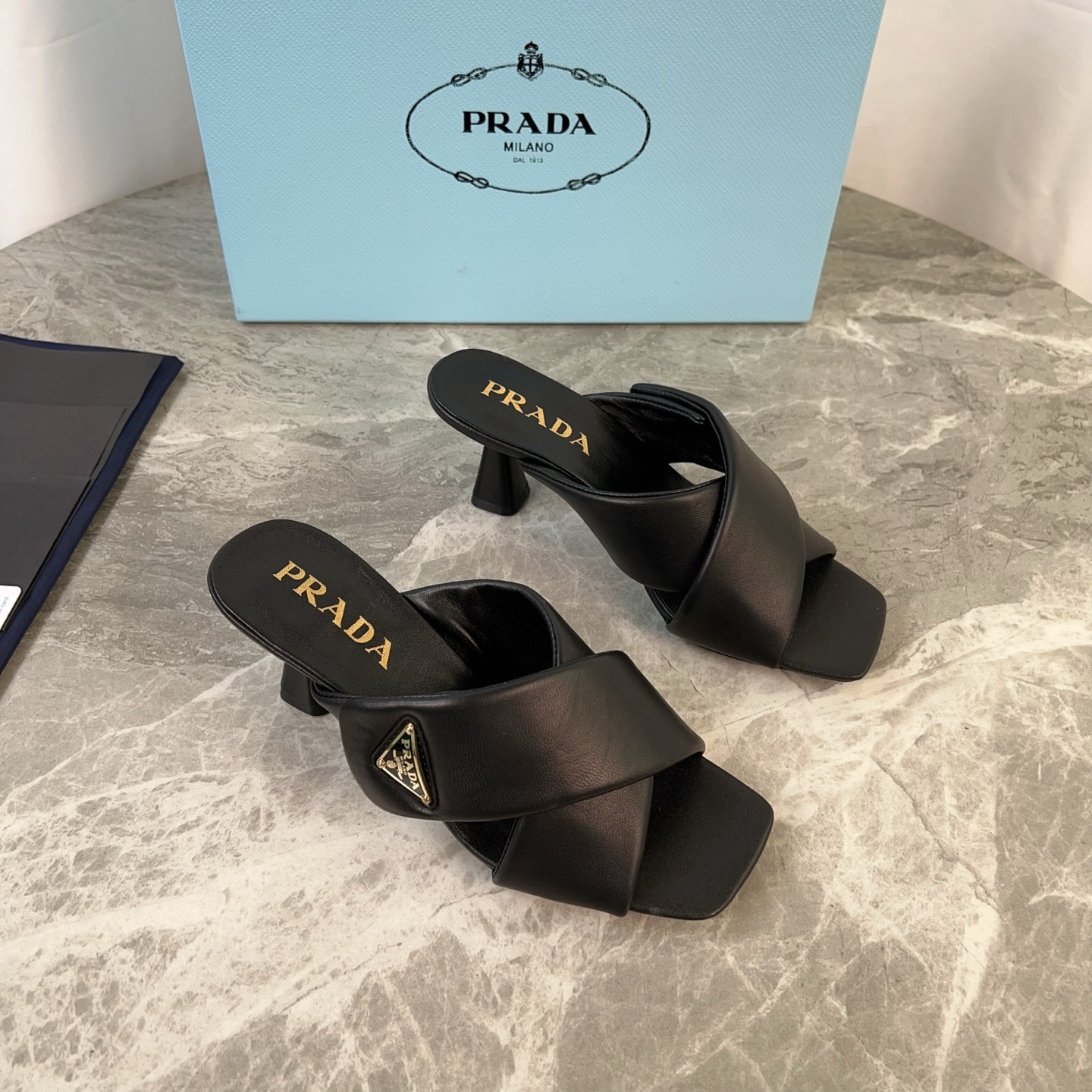 NO:390401,The latest model of P-home imported super soft sheepskin, super soft mixed-bred sheepskin, original leather outsole, iconic triangle logo, original packaging size: 35-41, slippers, slippers, sheepskin, Leather soles19860909P家最新款 面进口超软羊皮 里超软混种羊皮 底原版真皮大底 标志性三角标,原版包装 size:35-41,拖鞋,slippers,sheepskin,Leather soles,Women's Shoes