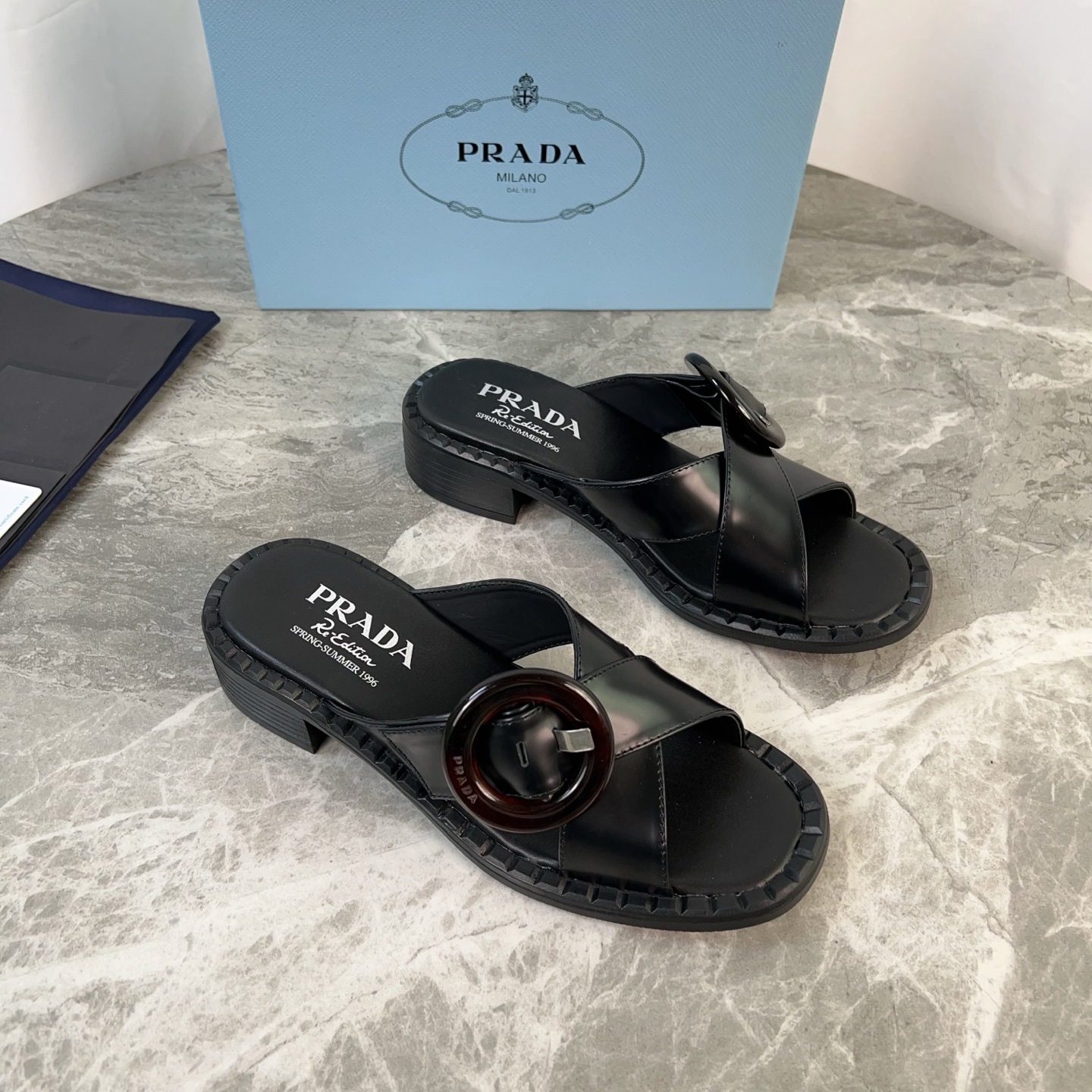 NO:390384,The latest model of P-home imported side beads, cow patent leather, super soft silk cow leather, original 1:1 craft sole original packaging size 35-41 (customized by 40, 41), slippers sandals, sandals, slippers, cowhide19860909P家最新款 面进口开边珠、牛漆皮 里超软丝绸牛皮 底原版1:1工艺大底 原版包装 size 35-41（40、41定制）,拖鞋凉鞋,sandals,slippers,cowhide,Women's Shoes