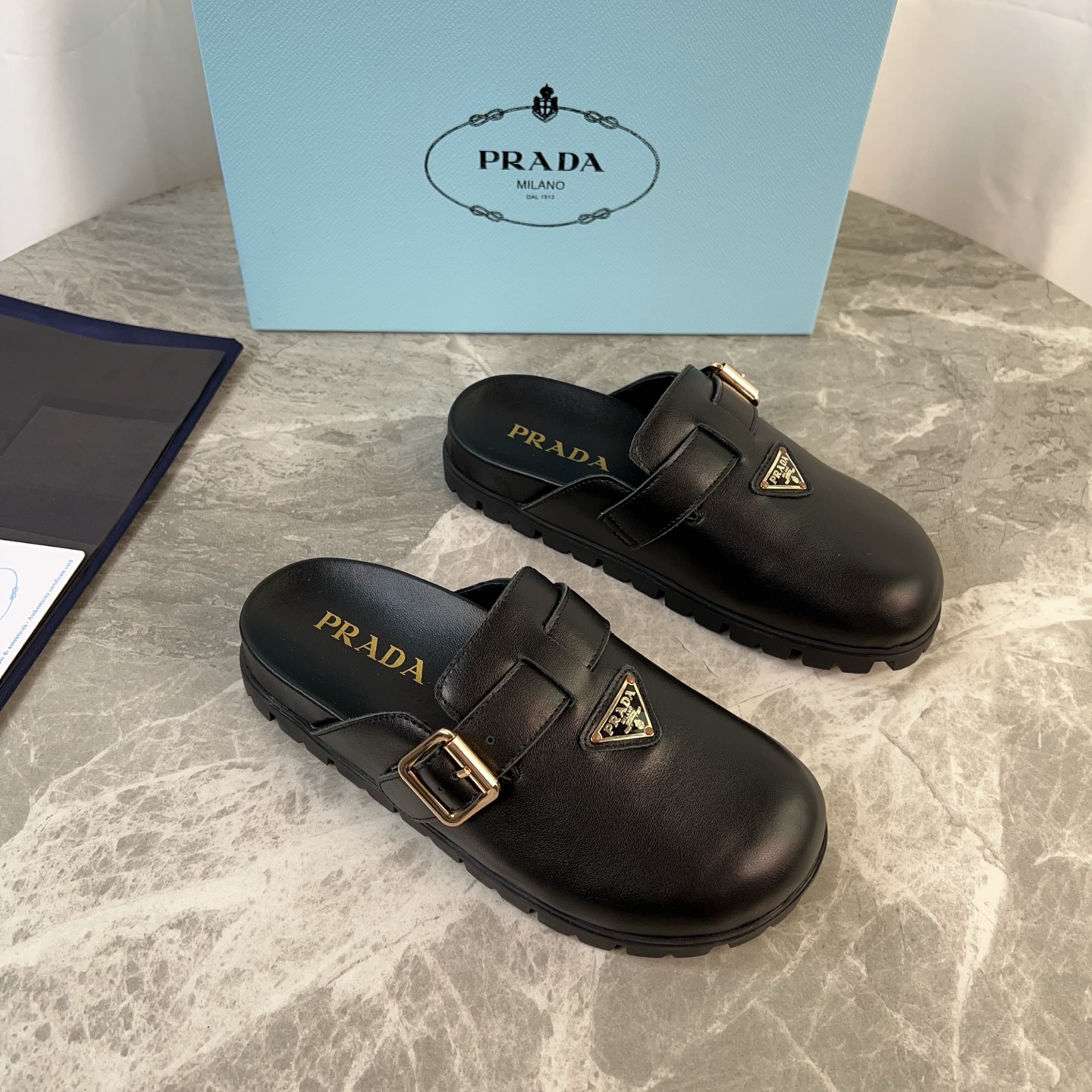 NO:390378,The latest model of P-home imported cowhide and cow back velvet, super soft cowhide inside, original mold opening pattern non-slip bottom, iconic triangle logo, original packaging size: 35-41, semi-torque, cowhide19860909P家最新款 面进口牛皮、牛反绒 里超软牛皮里 底原版开模花纹防滑大底 标志性三角标,原版包装 size:35-41,半拖,cowhide,Women's Shoes