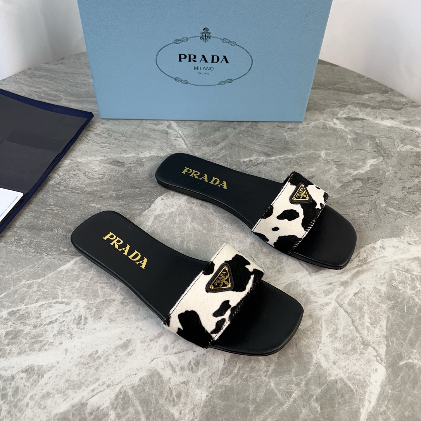 NO:390366,The latest model of P-home imported face, super soft mixed-bred sheepskin, original leather outsole, iconic triangle logo, original packaging size: 35-42, slippers, slippers, sheepskin, Leather soles19860909P家最新款 面进口马毛 里超软混种羊皮 底原版真皮大底 标志性三角标,原版包装 size:35-42,拖鞋,slippers,sheepskin,Leather soles,Women's Shoes