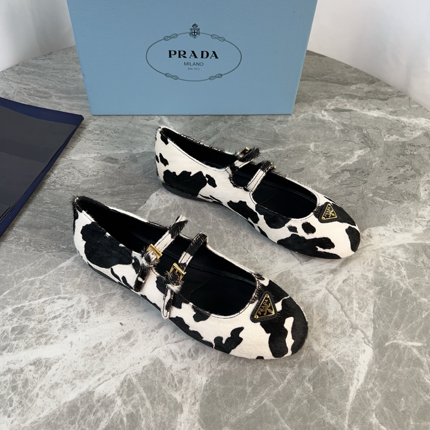 NO:390357,The latest model of P-home imported face, super soft mixed-bred sheepskin, original molded foamed bottom, iconic triangle logo, original packaging size: 35-42, single shoes, sheepskin19860909P家最新款 面进口马毛 里超软混种羊皮 底原版开模发泡底 标志性三角标,原版包装 size:35-42,单鞋,sheepskin,Women's Shoes