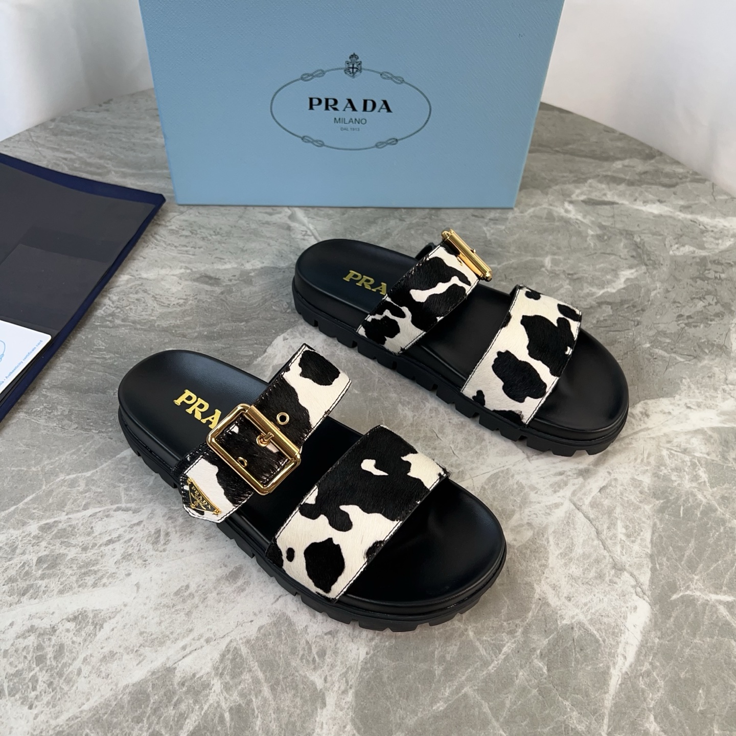 NO:390340,The latest model of P-home imported face, super soft mixed-bred sheepskin, original mold opening pattern, non-slip bottom, iconic triangle logo, original packaging size: 35-42, slippers, slippers, sheepskin19860909P家最新款 面进口马毛 里超软混种羊皮 底原版开模花纹防滑底 标志性三角标,原版包装 size:35-42,拖鞋,slippers,sheepskin,Women's Shoes