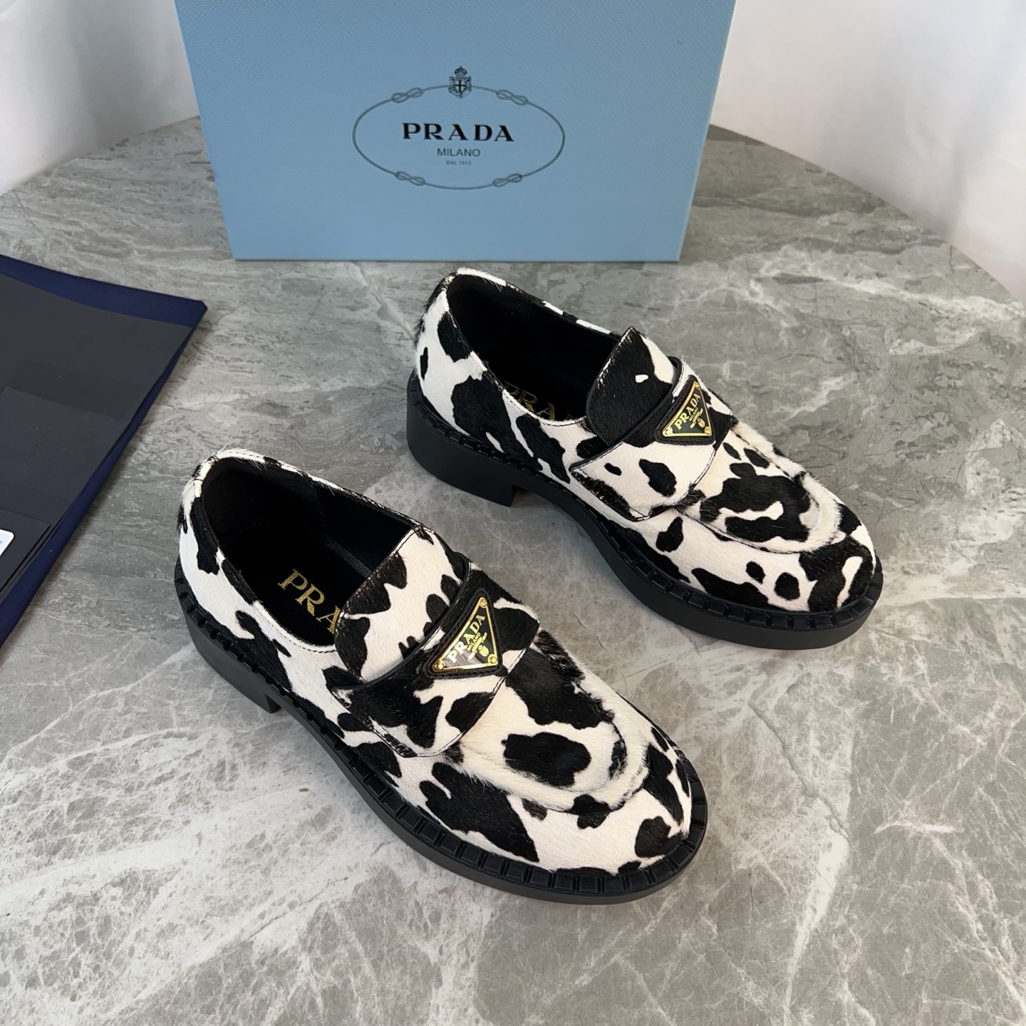 NO:390332,The latest model of P-home imported face, super soft cowhide, cowhide footbed, original craftsmanship sole, iconic triangle logo, original packaging size: 35-41, loafers, loafers, cowhide19860909P家最新款 面进口马毛 里超软牛皮里 垫牛皮垫脚 底原版工艺大底 标志性三角标,原版包装 size:35-41,乐福鞋,loafers,cowhide,Women's Shoes