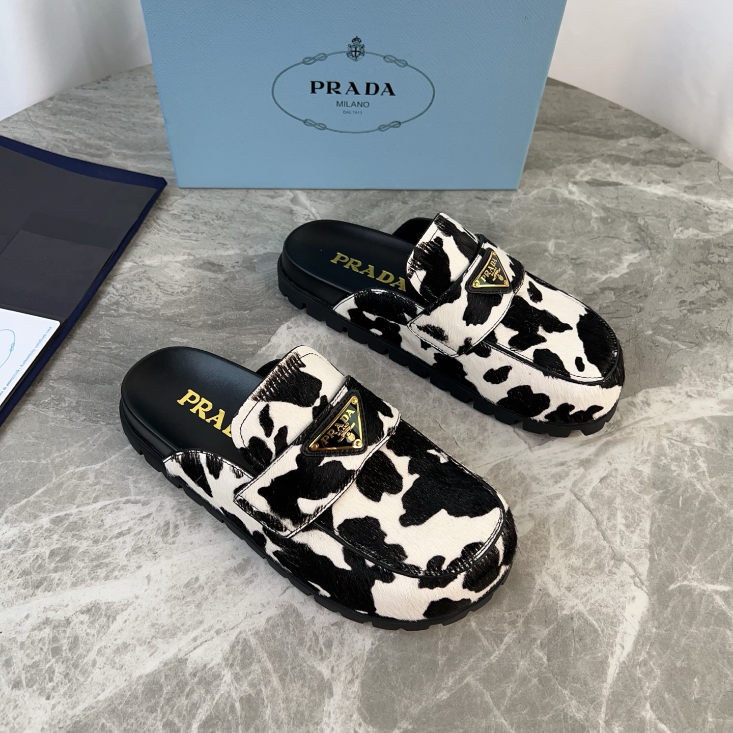 NO:390323,The latest model of P-home, imported horsehair, cowhide, inner lining, original mold opening pattern, non-slip bottom, iconic triangle logo, original packaging size: 35-41, semi-drag, cowhide19860909P家最新款 面进口马毛 里牛皮内里 底原版开模花纹防滑底 标志性三角标,原版包装 size:35-41,半拖,cowhide,Women's Shoes