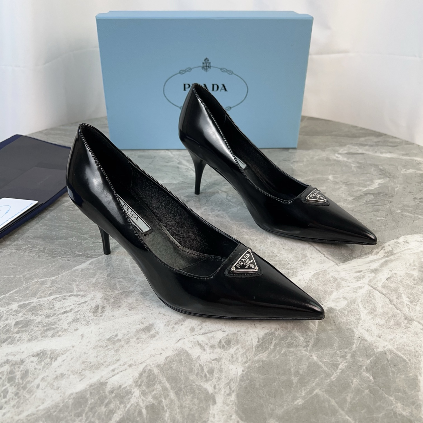 NO:416645,The latest model of P family, imported side beads, super soft cowhide and footbed, original leather outsole, iconic triangle logo, original packaging size: 34-41 (customized by 34, 40, 41), sandals, single shoes, sandals, cowhide, Leather soles19860909P家最新款 面进口开边珠 里超软牛皮里+垫脚 底原版真皮大底 标志性三角标,原版包装 size:34-41(34、40、41定制）,凉鞋单鞋,sandals,cowhide,Leather soles,Women's Shoes