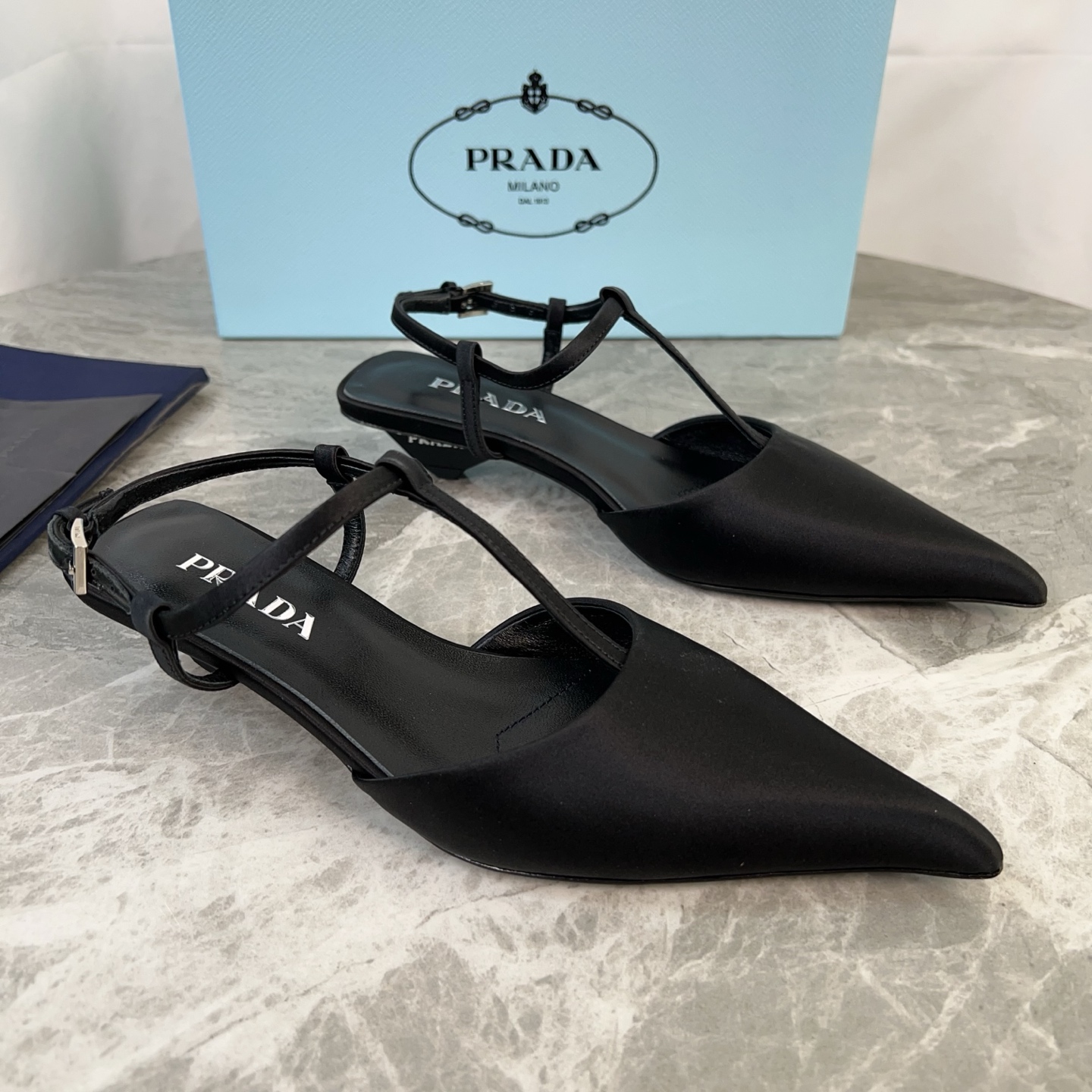 NO:613151,P's latest model (top version) imported silk satin lining, mixed sheepskin lining, sheepskin foot pads, original leather outsole, painted logo heel, 3.5 cm high, original packaging size: 34-41 (customized at 34.40.41), sandals, sandals, sheepskin, real silk, silk fabric, Leather soles19860909P家最新款（顶级版本） 面进口真丝绸缎 里混种羊皮 垫羊皮垫脚 底原版真皮大底 跟涂漆徽标鞋跟,高3.5厘米 原版包装 size:34-41(34.40.41定制）,凉鞋,sandals,sheepskin,real silk,silk fabric,Leather soles,Women's Shoes