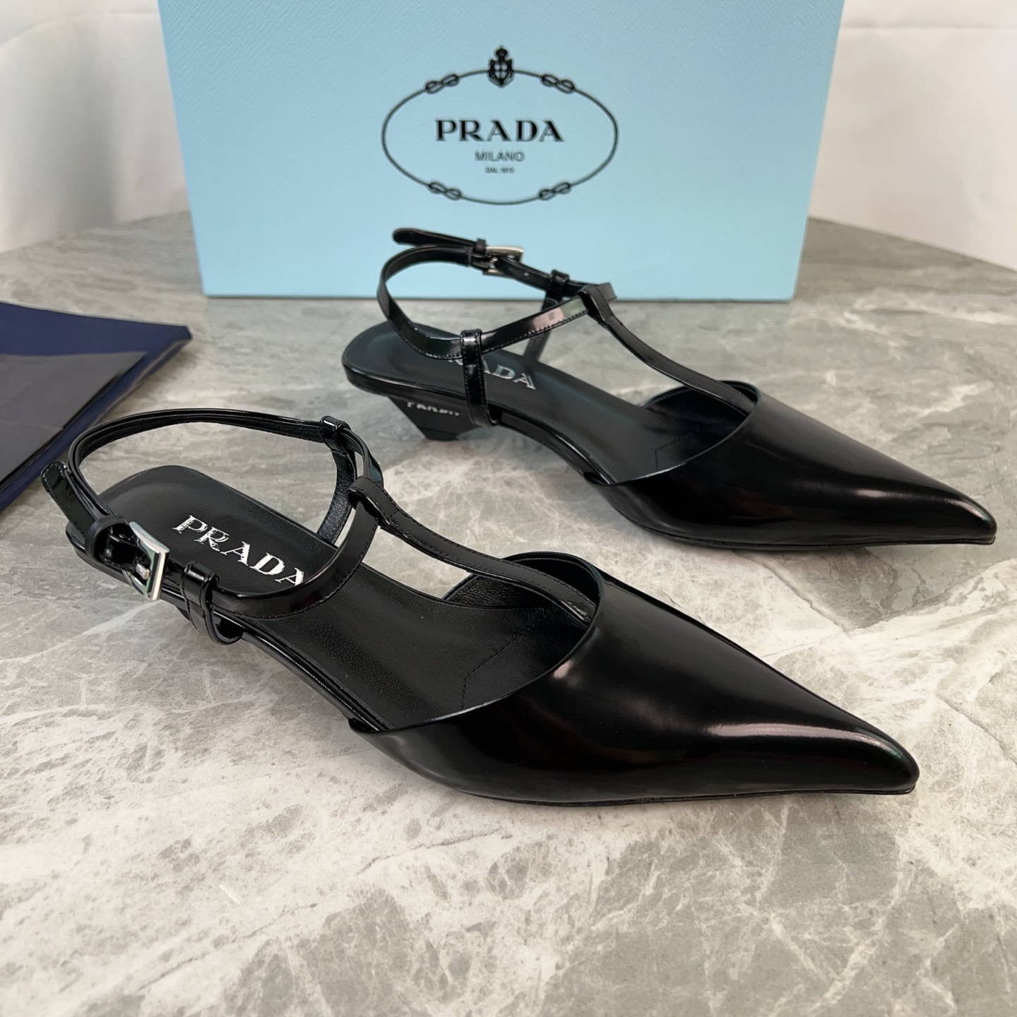 NO:613157,P's latest model (top version) imported open edge beads, cow patent leather, mixed sheepskin lining, sheepskin foot pads, original genuine leather outsole, painted logo heel, 3.5cm high, original packaging size: 34-41 (customized at 34.40.41), sandals, sandals, sheepskin, Leather soles19860909P家最新款（顶级版本） 面进口开边珠、牛漆皮 里混种羊皮 垫羊皮垫脚 底原版真皮大底 跟涂漆徽标鞋跟,高3.5厘米 原版包装 size:34-41(34.40.41定制）,凉鞋,sandals,sheepskin,Leather soles,Women's Shoes