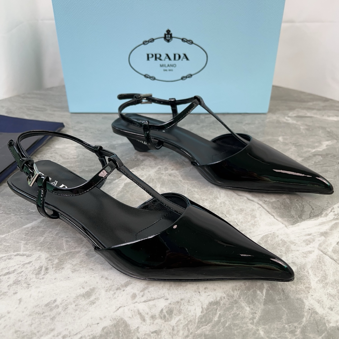 NO:613163,P's latest model (top version) imported open edge beads, cow patent leather, mixed sheepskin lining, sheepskin foot pads, original genuine leather outsole, painted logo heel, 3.5cm high, original packaging size: 34-41 (customized at 34.40.41), sandals, sandals, sheepskin, Leather soles19860909P家最新款（顶级版本） 面进口开边珠,牛漆皮 里混种羊皮 垫羊皮垫脚 底原版真皮大底 跟涂漆徽标鞋跟,高3.5厘米 原版包装 size:34-41(34.40.41定制）,凉鞋,sandals,sheepskin,Leather soles,Women's Shoes