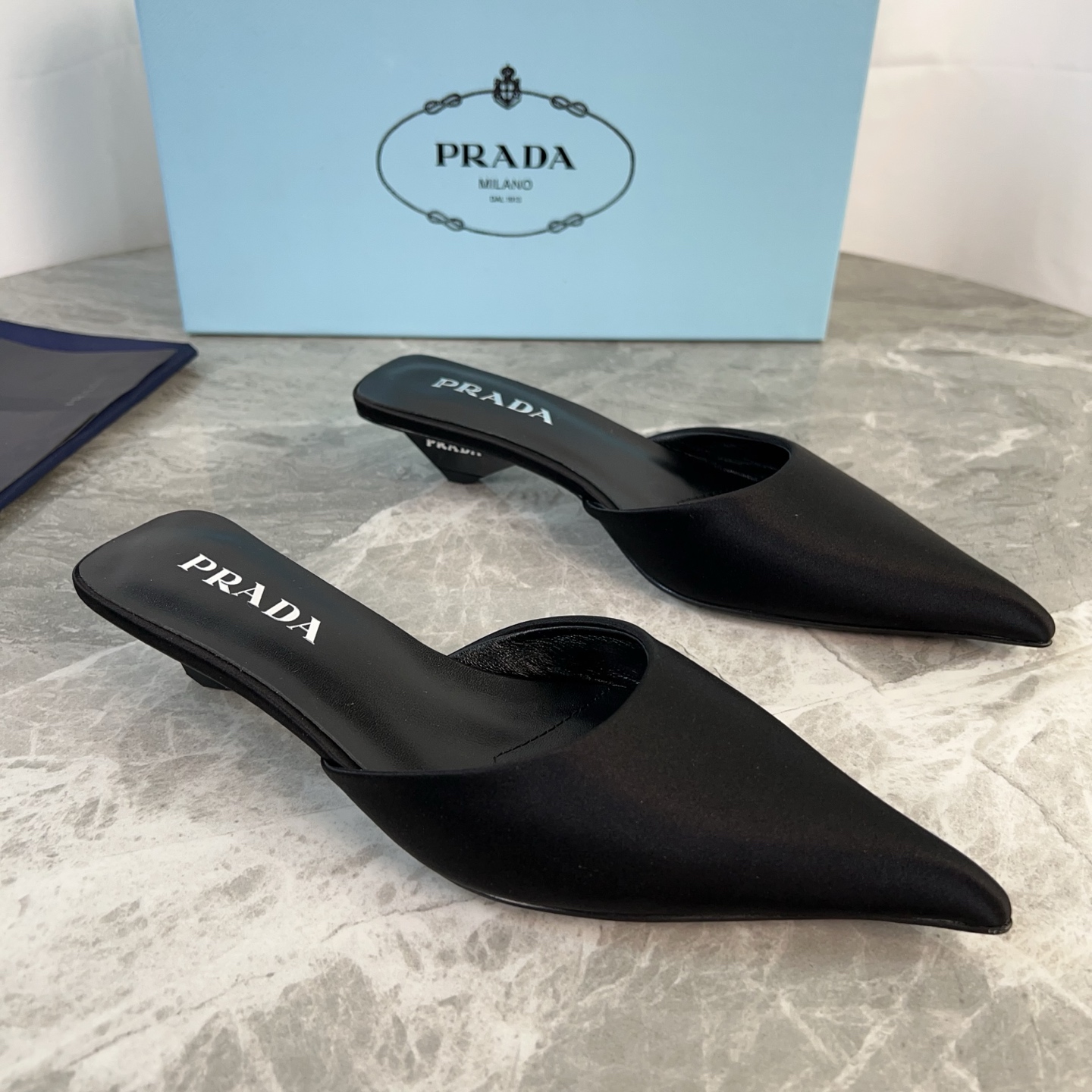 NO:613139,P's latest model (top version) imported silk satin lining, mixed sheepskin lining, sheepskin foot pads, original genuine leather outsole, painted logo heel, 3.5cm high, original packaging size: 34-41 (customized at 34.40.41), half-slip heels, high heels, sheepskin, real silk, silk fabric, Leather soles19860909P家最新款（顶级版本） 面进口真丝绸缎 里混种羊皮 垫羊皮垫脚 底原版真皮大底 跟涂漆徽标鞋跟,高3.5厘米 原版包装 size:34-41(34.40.41定制）,半拖高跟鞋,high heels,sheepskin,real silk,silk fabric,Leather soles,Women's Shoes