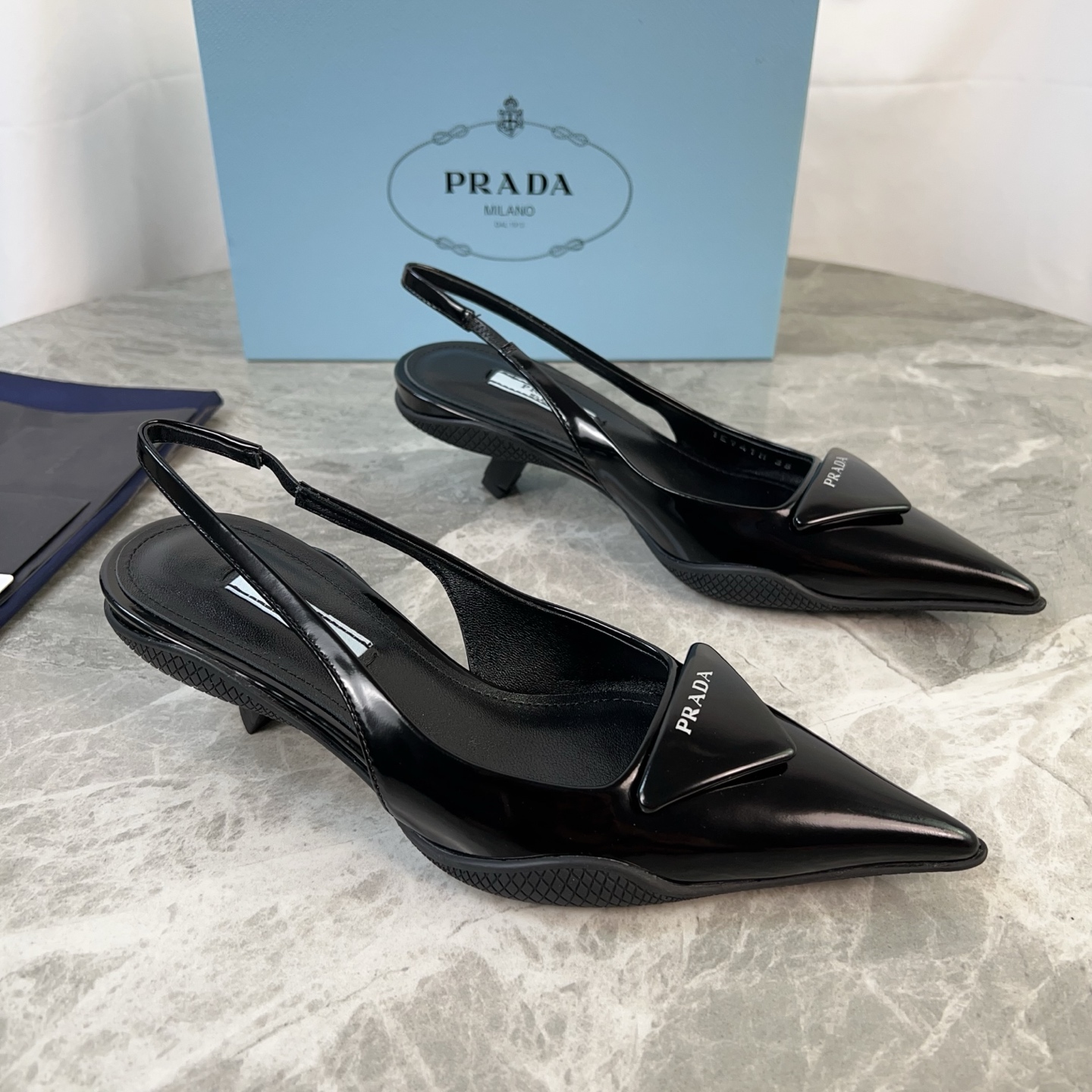 NO:613131,P Cat Heel Shoes (top version) Imported open-edge beads on the face, mixed sheepskin lining, sheepskin foot pads, rubber compartment on the bottom, optical pattern pattern outsole, kitten heel, 3 cm high, original packaging size: 34-41 (customized at 34.40.41), sandals, sandals, sheepskin19860909P家猫跟鞋（顶级版本） 面进口开边珠 里混种羊皮 垫羊皮垫脚 底橡胶隔层光学花纹图案大底 跟小猫跟,高3厘米 原版包装 size:34-41(34.40.41定制）,凉鞋,sandals,sheepskin,Women's Shoes