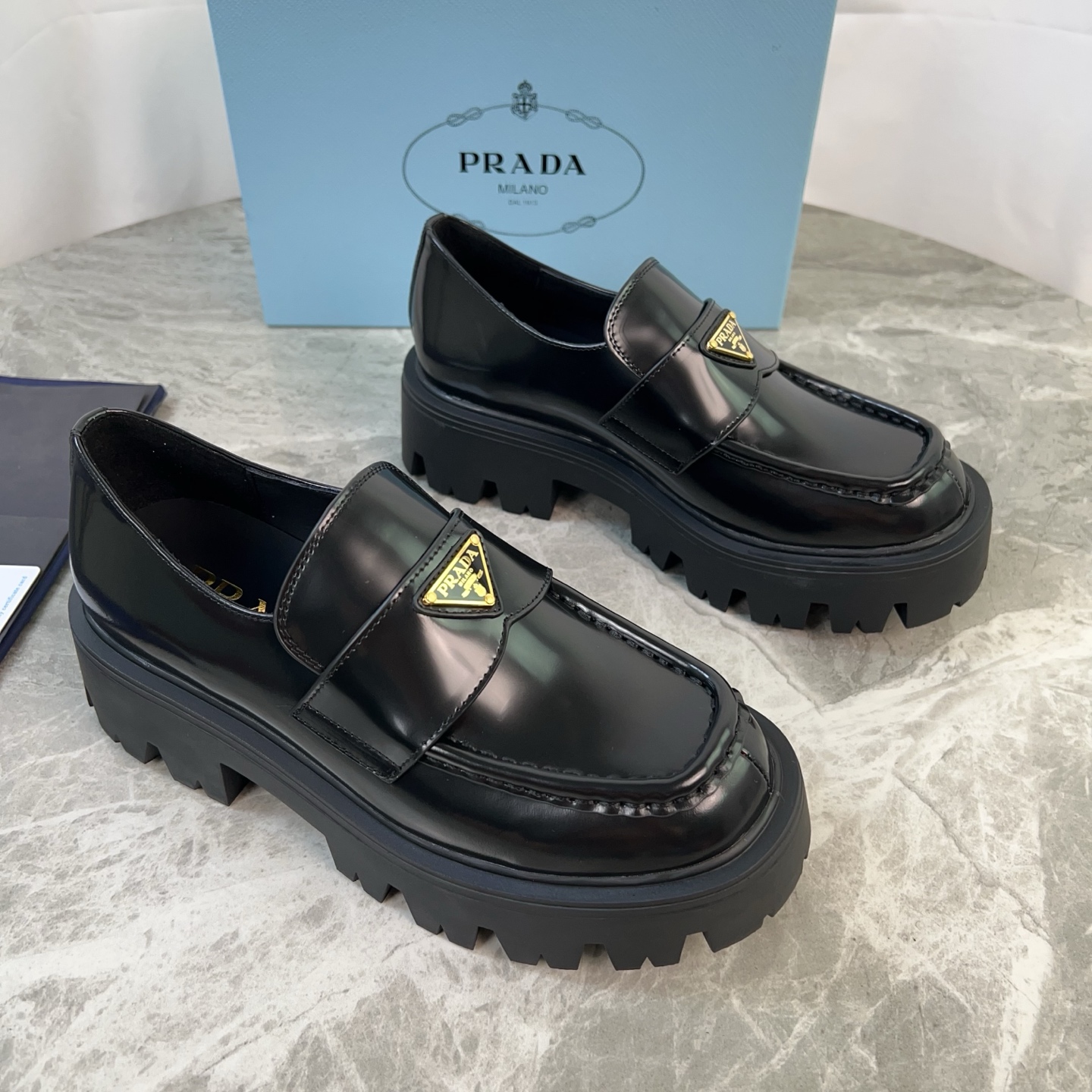 NO:498327,The latest model of P family, imported side beads, cow patent leather, high mercerized beef reverse velvet, imported calfskin, pad imported calfskin, original craftsmanship sole (6CM thick), iconic triangle logo, original packaging size: 35-42 (41.42 customization), loafers, loafers, cowhide19860909P家最新款 面进口开边珠、牛漆皮、高丝光牛反绒 里进口小牛皮 垫进口小牛皮 底原版工艺大底（厚6CM） 标志性三角标,原版包装 size:35-42(41.42定制）,乐福鞋,loafers,cowhide,Women's Shoes