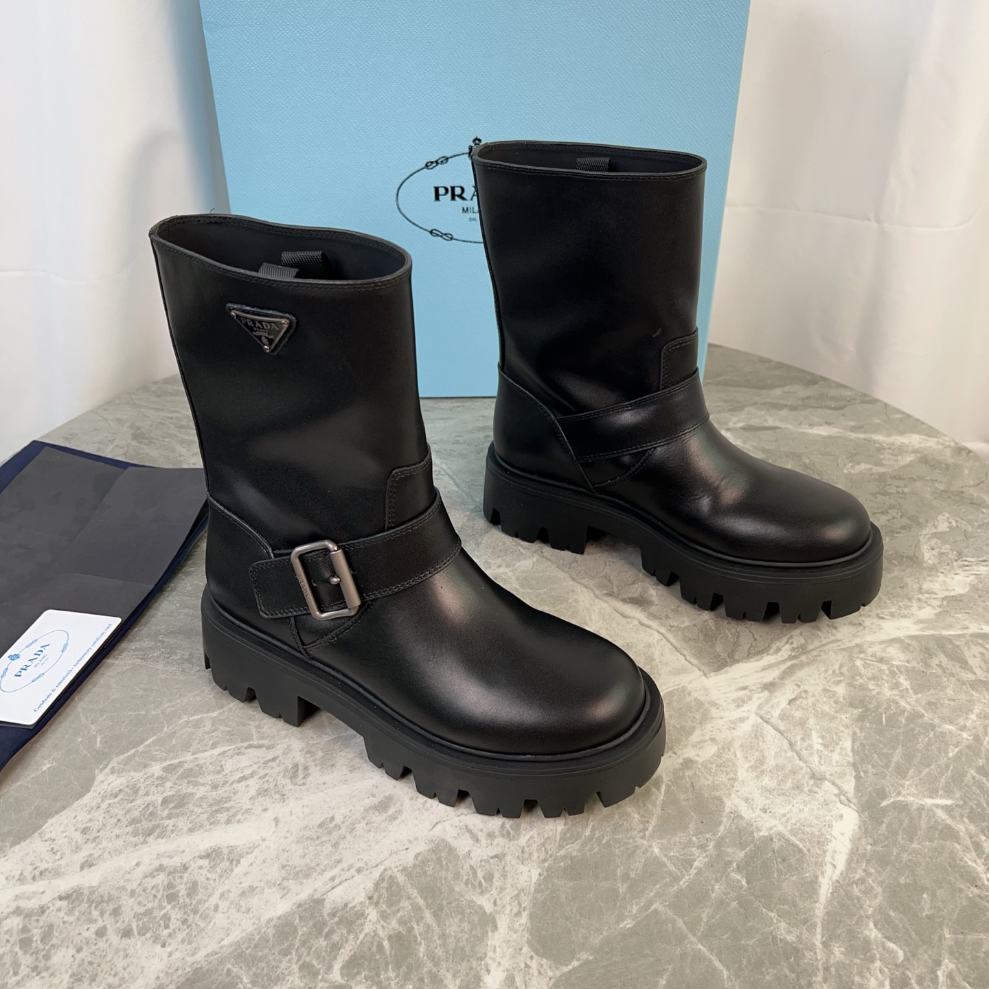 NO:480011,Leather, velvet P family's latest style imported full-grain cowhide, high mercerized beef reverse velvet imported calf leather, pad imported calf leather, original craftsmanship sole (6CM thick), iconic triangle logo, original packaging size: 35-42 (41.42 customization), boots, boots, cowhide19860909皮,绒 P家最新款 面进口全粒面牛皮、高丝光牛反绒 里进口小牛皮 垫进口小牛皮 底原版工艺大底（厚6CM） 标志性三角标,原版包装 size:35-42(41.42定制）,靴子,boots,cowhide,Women's Shoes