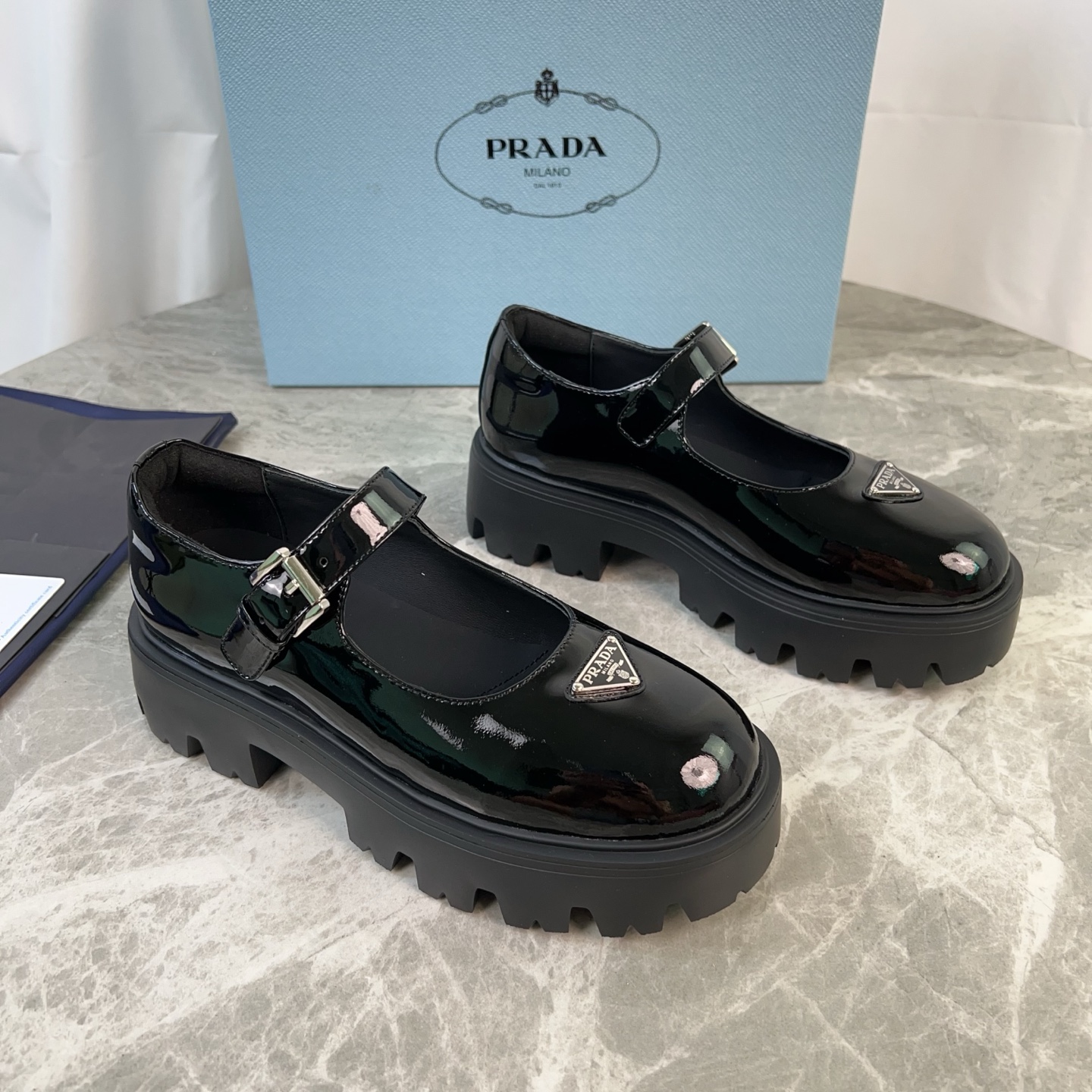 NO:498349,The latest model of P family, imported side beads, cowhide, cow leather, cow back velvet, super soft cow leather, cow leather, original foam bottom, iconic triangle logo, original packaging size: 35-41 (customized for 40.41), Mary Jane, mary jane, cowhide19860909P家最新款 面进口开边珠、牛皮、牛反绒 里超软牛皮里 垫牛皮 底原版发泡底 标志性三角标,原版包装 size:35-41(40.41定制）,玛丽珍,mary jane,cowhide,Women's Shoes