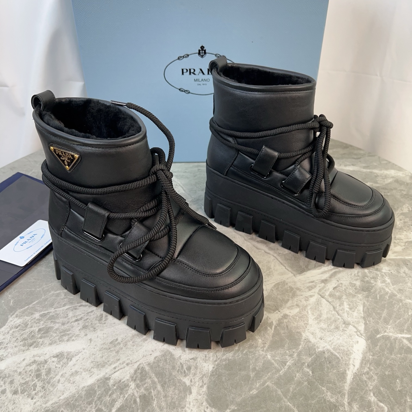 NO:613130,P's latest model, top version. Made of imported super soft cowhide, high mercerized cow suede, pure wool lining, pure wool padding, non-slip patterned rubber sole (4.5cm thick), iconic triangle logo, original packaging size: 35-42, snow boots, boots, cowhide19860909P家最新款,顶级版本. 面进口超软牛皮、高丝光牛反绒 里皮毛一体纯真羊毛 垫纯羊毛 底防滑花纹橡胶底（厚4.5cm） 标志性三角标,原版包装 size:35-42,雪地靴,boots,cowhide,Women's Shoes