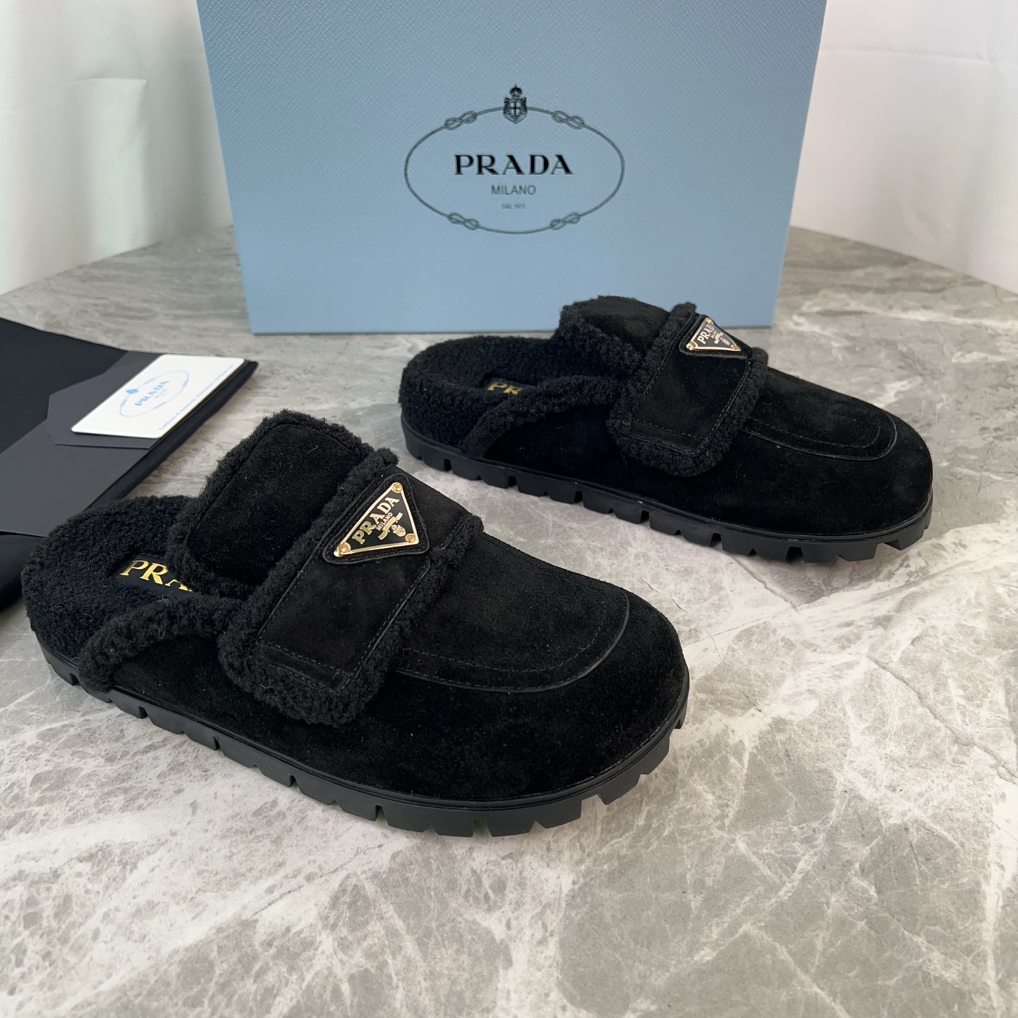 NO:613118,The latest wool mop from P family, imported high-mercerized smooth cow suede on the surface, imported lamb wool on the lining, lamb wool padding, original open-molded non-slip pattern outsole, iconic triangle logo, original packaging, size 35-41 (customized for 40 and 41), semi-muffled wool shoes19860909P家最新款毛拖 面进口高丝光牛反绒 里进口羊羔毛 垫羊羔毛 底原版开模防滑花纹大底 标志性三角标,原版包装 size 35-41（40、41定制）,半拖毛毛鞋,Women's Shoes