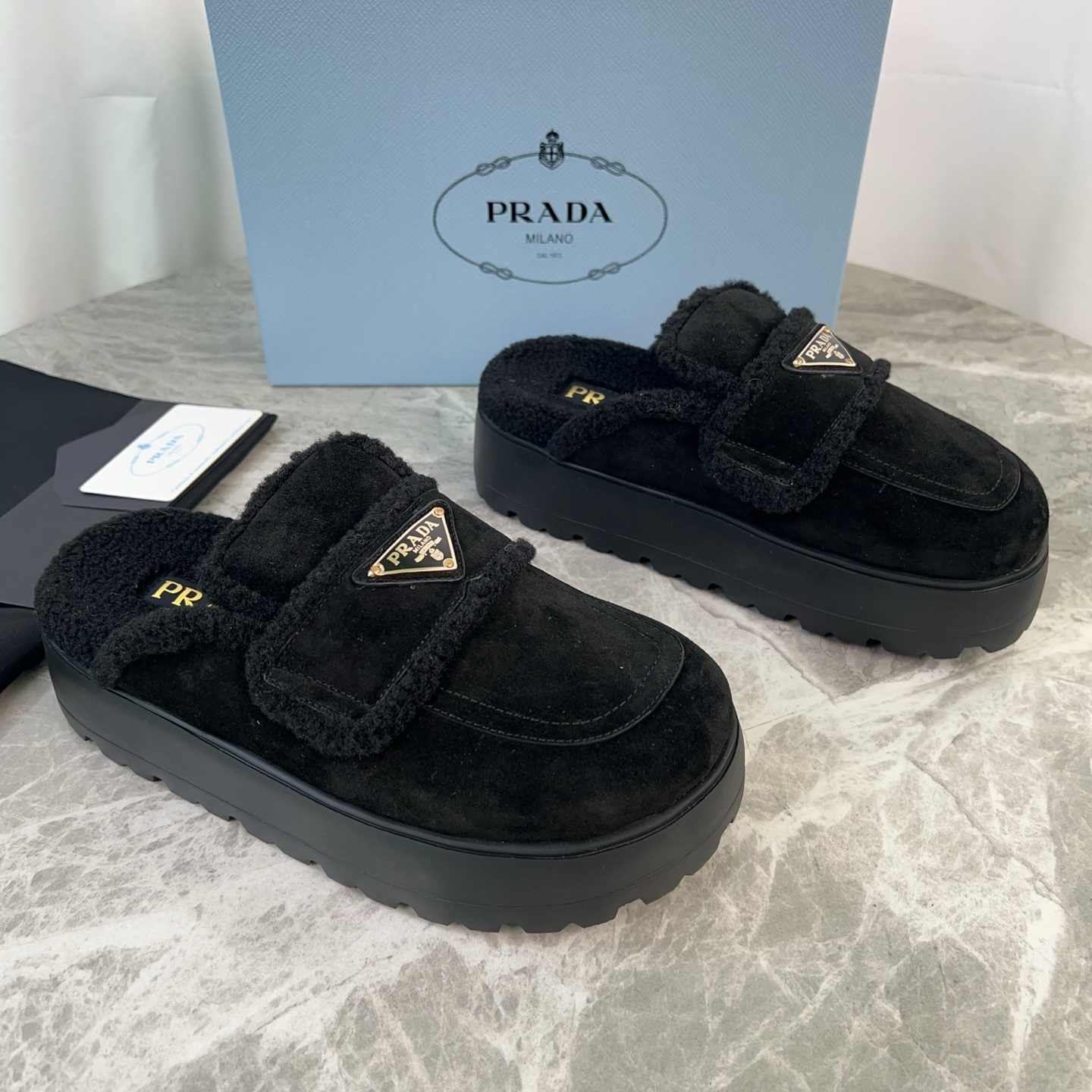 NO:613122,P's latest fur mop, imported high-mercerized smooth cow suede on the surface, imported lamb wool on the lining, lamb wool padding, ultra-light rubber foam outsole (6CM thick), iconic triangle logo, original packaging, size 35-41 (customized for 40 and 41), semi-furry mop shoes19860909P家最新款毛拖 面进口高丝光牛反绒 里进口羊羔毛 垫羊羔毛 底超轻橡胶发泡大底（厚6CM） 标志性三角标,原版包装 size 35-41（40、41定制）,半拖毛毛鞋,Women's Shoes
