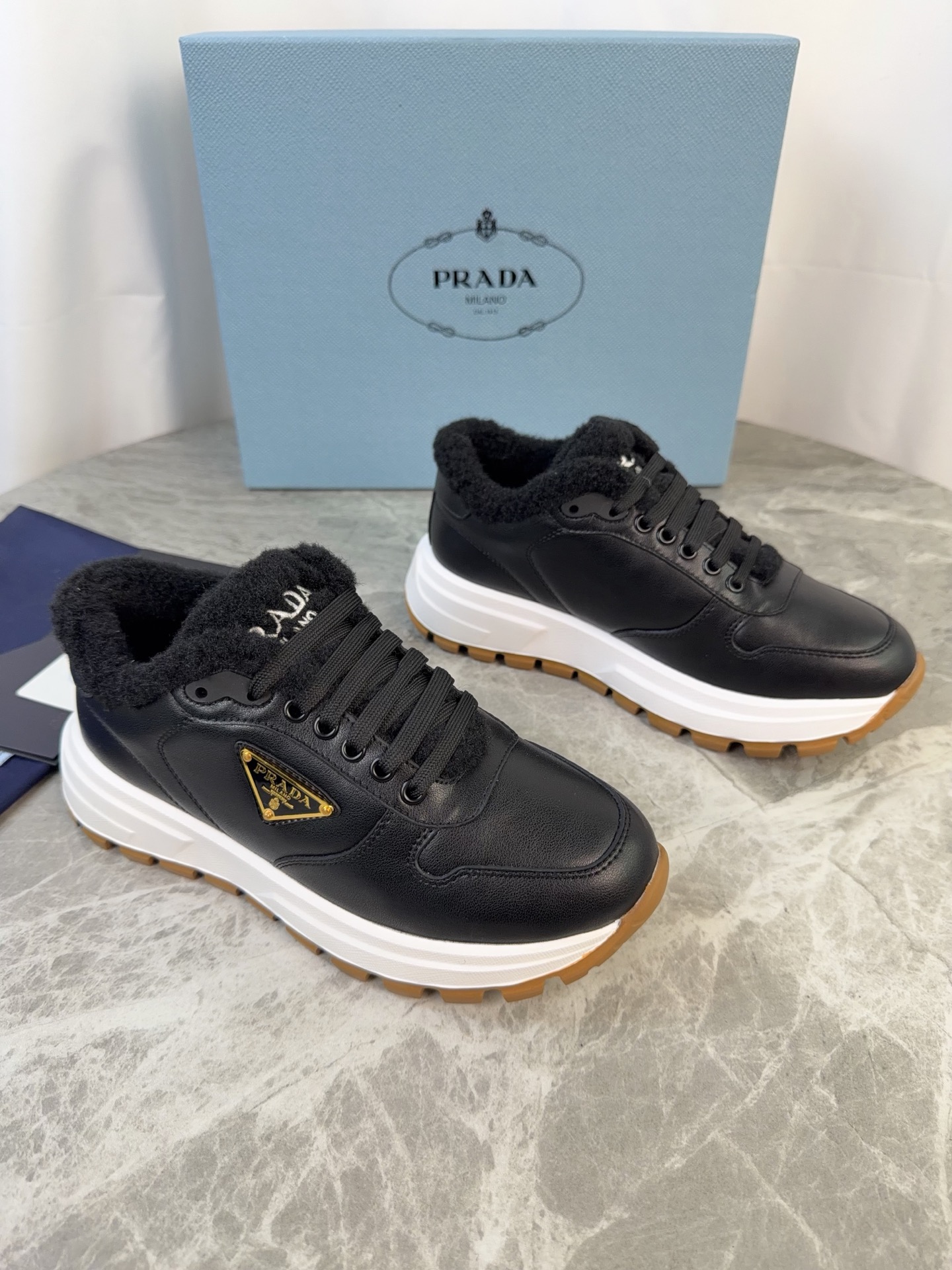 NO:613110,P's latest model, full-grain cowhide, high mercerized cow suede, wool lining, wool padding, original TPU outsole, iconic triangle logo, original packaging size: 35-45, casual shoes/sports shoes, sneakers, cowhide19860909P家最新款 面全粒面牛皮、高丝光牛反绒 里羊毛里 垫羊毛垫脚 底原版TPU大底 标志性三角标,原版包装 size:35-45,休闲鞋/运动鞋,sneakers,cowhide,Women's Shoes
