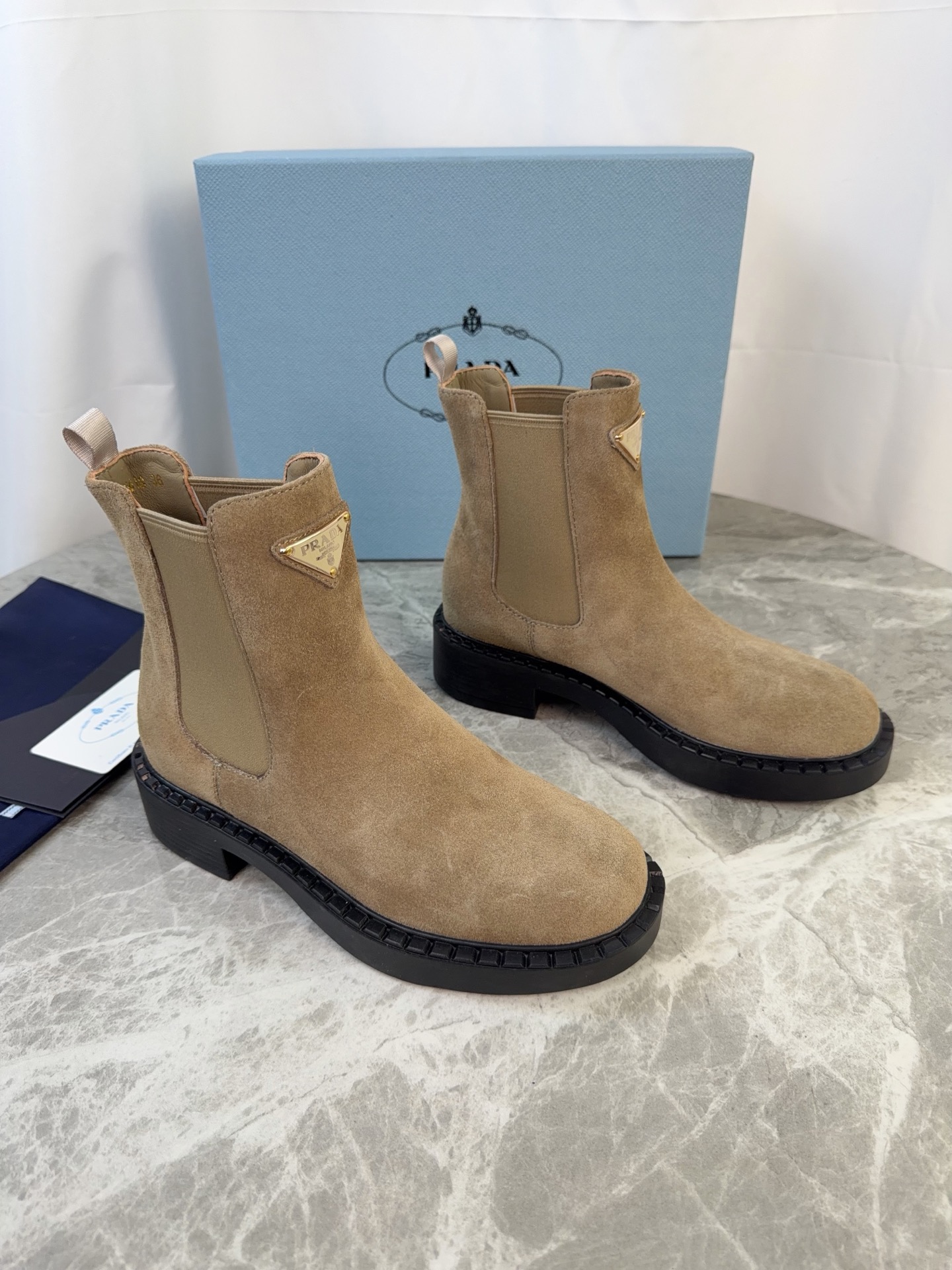 NO:613098,P's latest model, imported cowhide, high mercerized cow suede, mixed sheepskin lining, sheepskin lining, original craft rubber sole, iconic triangle logo, original packaging, size 35-41, boots, boots, cowhide, sheepskin19860909P家最新款 面进口牛皮、高丝光牛反绒 里混种羊皮里 垫羊皮 底原版工艺橡胶底 标志性三角标,原版包装 size 35-41,靴子,boots,cowhide,sheepskin,Women's Shoes