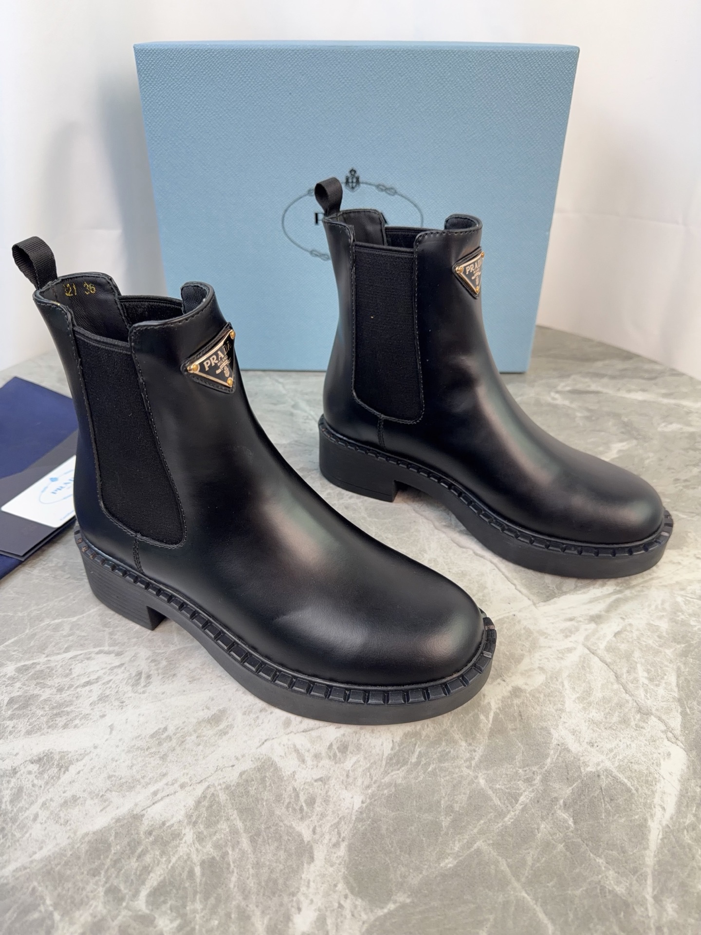 NO:613102,P's latest model, full-grain cowhide, high mercerized cowhide, wool lining, wool padding, original TPU outsole, iconic triangle logo, original packaging size: 35-45, boots, boots, cowhide19860909P家最新款 面全粒面牛皮、高丝光牛反绒 里羊毛里 垫羊毛垫脚 底原版TPU大底 标志性三角标,原版包装 size:35-45,靴子,boots,cowhide,Women's Shoes