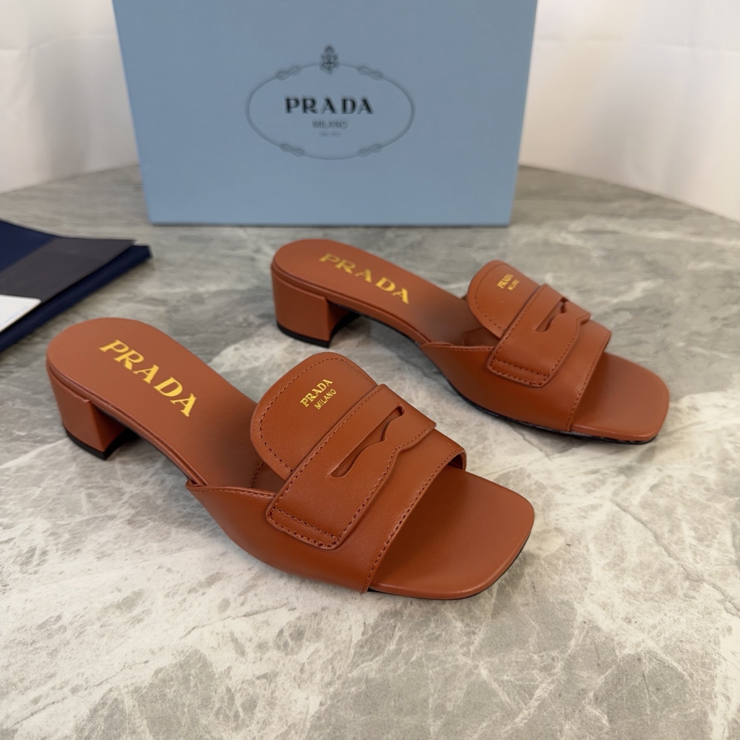 NO:613089,The latest model of P family, imported calfskin surface, mixed sheepskin lining, Italian genuine leather outsole, 4cm heel height, original bag size 35-42 (customized for 41, 42), slippers, slippers, cowhide, sheepskin, Leather soles19860909P家最新款 面进口小牛皮 里混种羊皮 底意大利真皮大底 跟高4cm 原版包袋 size 35-42（41、42定制）,拖鞋,slippers,cowhide,sheepskin,Leather soles,Women's Shoes
