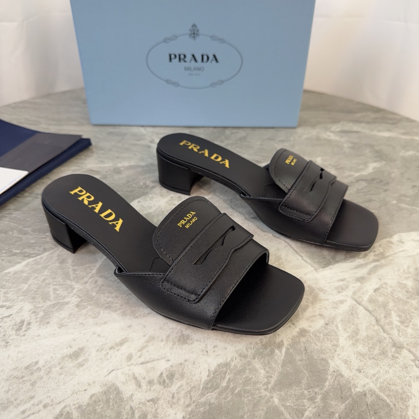 NO:613095,The latest model of P family, imported calfskin surface, mixed sheepskin lining, Italian genuine leather outsole, 4cm heel height, original packaging, size 35-42 (customized for 41, 42), slippers, slippers, cowhide, sheepskin, Leather soles19860909P家最新款 面进口小牛皮 里混种羊皮 底意大利真皮大底 跟高4cm 原版包装 size 35-42（41、42定制）,拖鞋,slippers,cowhide,sheepskin,Leather soles,Women's Shoes