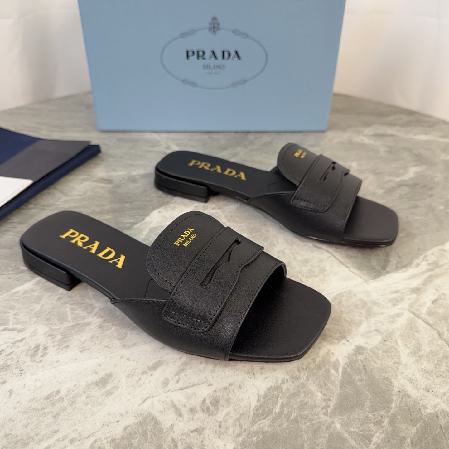 NO:613093,P's latest model, imported calf leather, mixed sheepskin lining, Italian genuine leather outsole, original packaging, size 35-42 (customized for 41, 42), slippers, slippers, cowhide, sheepskin, Leather soles19860909P家最新款 面进口小牛皮 里混种羊皮 底意大利真皮大底 原版包装 size 35-42（41、42定制）,拖鞋,slippers,cowhide,sheepskin,Leather soles,Women's Shoes