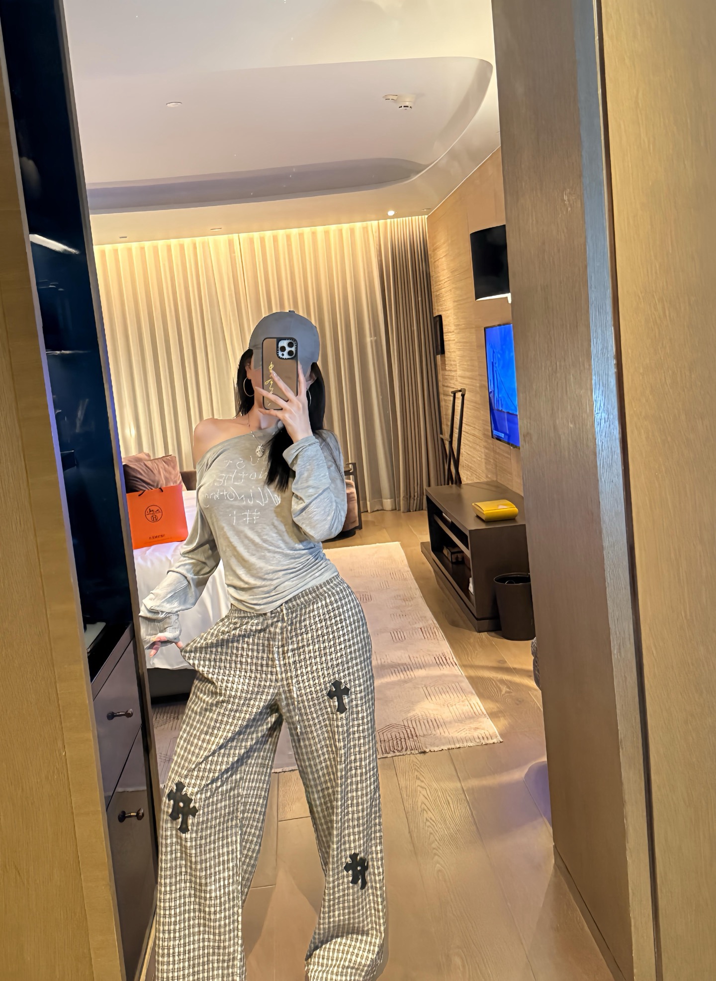 💰115 克罗心高级皮标长裤
【裤子超好看】
重磅贴皮立体工艺
贴⼩⽪标不张扬却暗藏心机
高级灰直接拉满⾼街感～  
背⼼选⽵节棉（吸汗透气！）  
裤⼦是重磅纯棉+微阔腿版型
藏⾁显瘦⼀绝 胯宽腿粗⽣存指南
尺码：SM
          S          M
裤长  101       102
腰围  64～     92