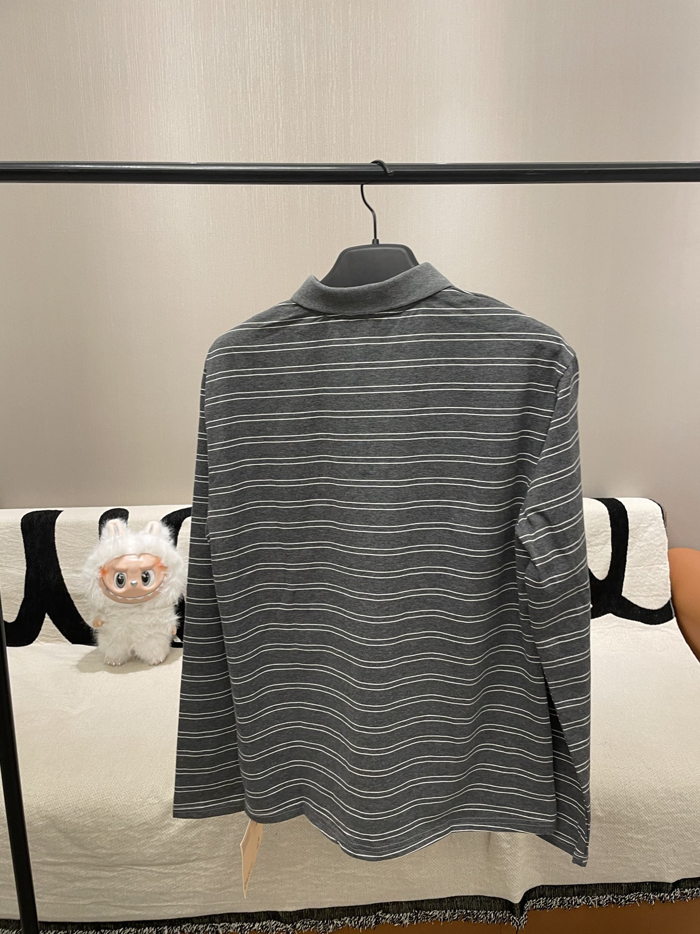 💰115 Miumiu高级灰polo衫
【一组实拍细节图】 高级感拿捏了
不挑人版型的太白富美了
强烈推荐这款
上身非常的吸引人~
:超有魅力
很难不心动的
上身慵懒气质
真的太好看了
小众又高级有品位的宝子冲啊
尺码:sm
S M
衣长 70 72
胸围 118 120
肩宽 51 53