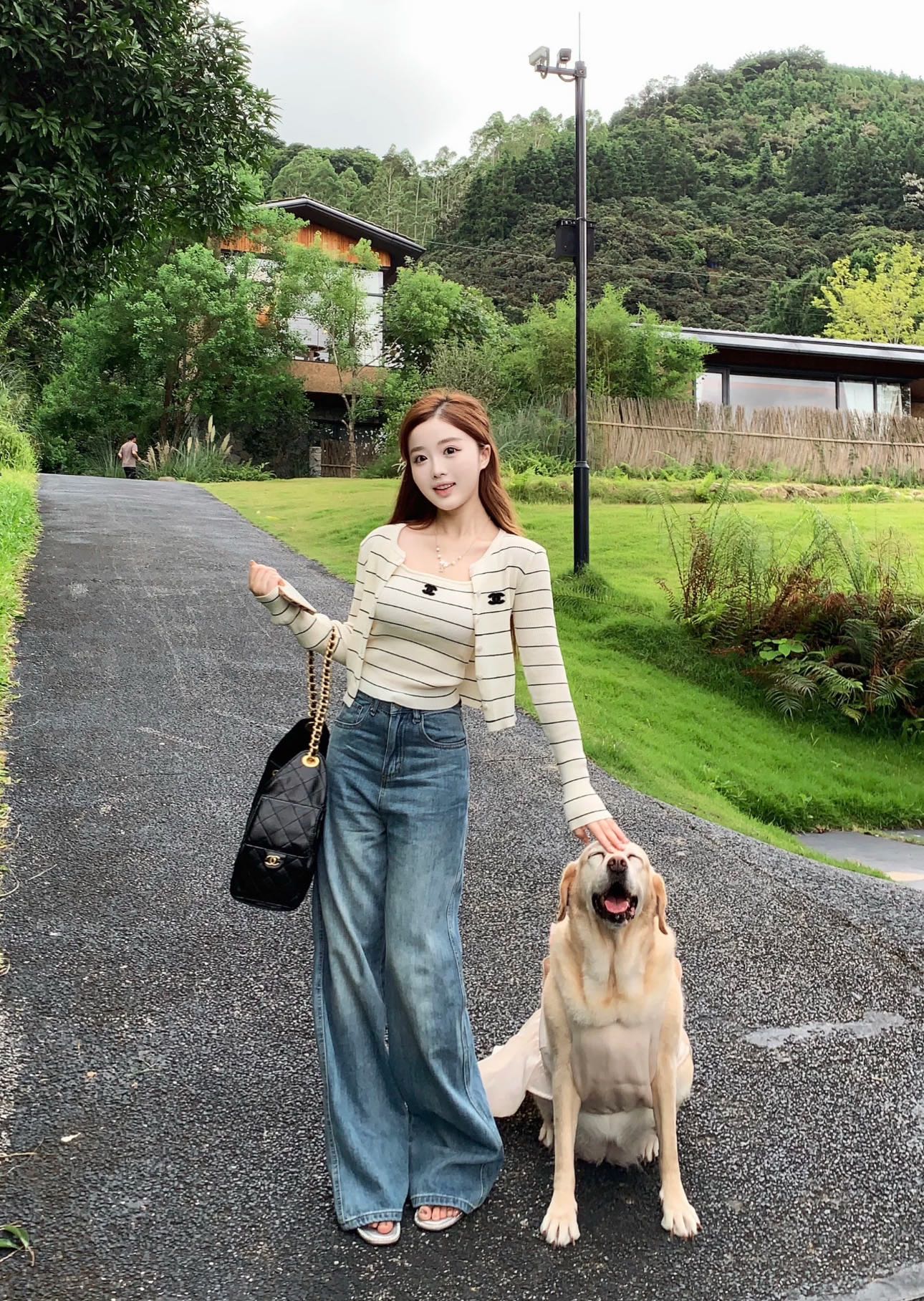 💰130
香奈儿香香奶杏两件套
温柔系女主穿搭单品
吊带和开衫都很实穿
单拎出来都可以做好多搭配开衫是微宽松版型
上身遮肉 会比修身款式更显瘦薄感
微微的落肩袖弱化线条感上身会比较慵懒柔和
单排扣开合方便美观
不管是敞开穿还是扣起来穿都很好搭
尺码:SM
S M
吊带衣长 40 41
开衫衣长 44 45
吊带胸围 90 92
开衫胸围105 107