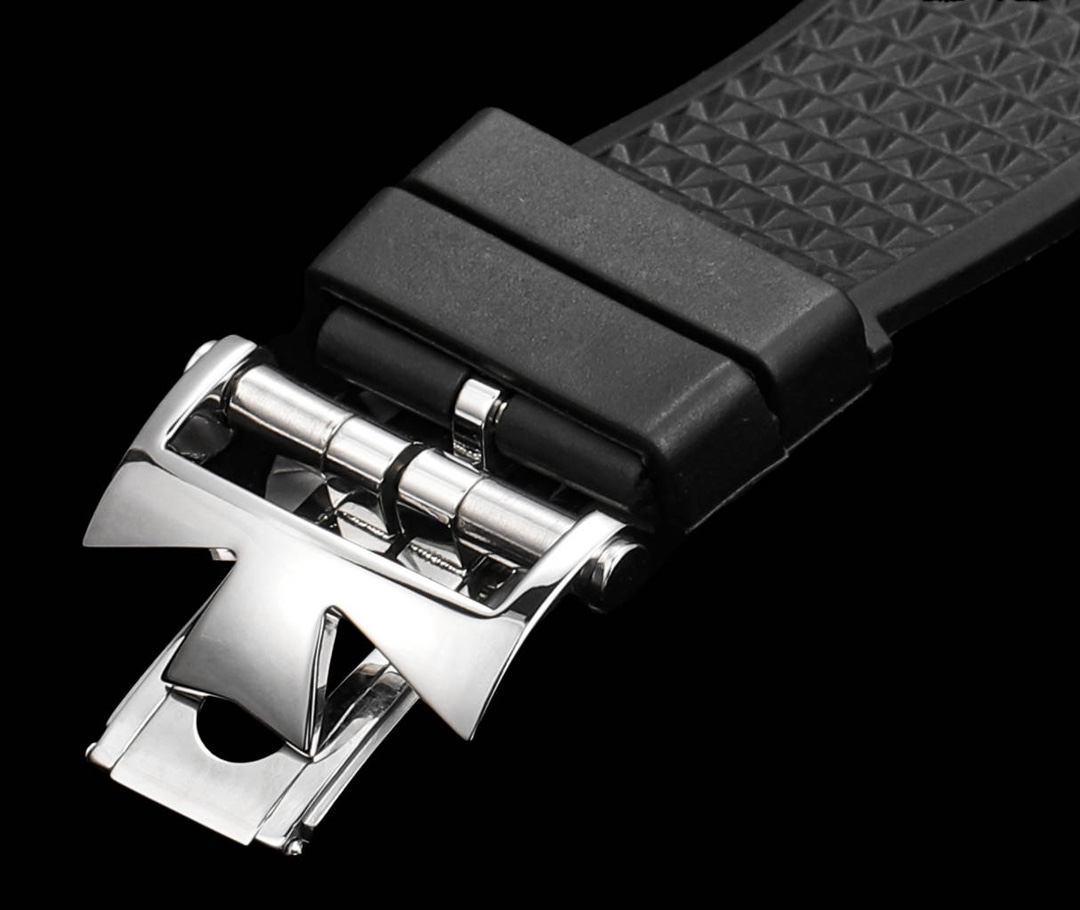 江家&mdash;&ldquo;继续&rdquo;纵横四海系列7920v/210A-B334等7900v家族款
功能：日期、双时区、时间
机芯：复刻自动机械5110DT机芯
材质：采用904L精钢打造再次成为焦点
尺寸：41mm
表带：快拆钢头，更换简单
所谓上得了厅堂，下得了厨房，守得住寂寞，创得了辉煌。多色盘选，并有三种不同风格完美搭配（钢带百搭）（牛皮可正装）（橡胶带运动）