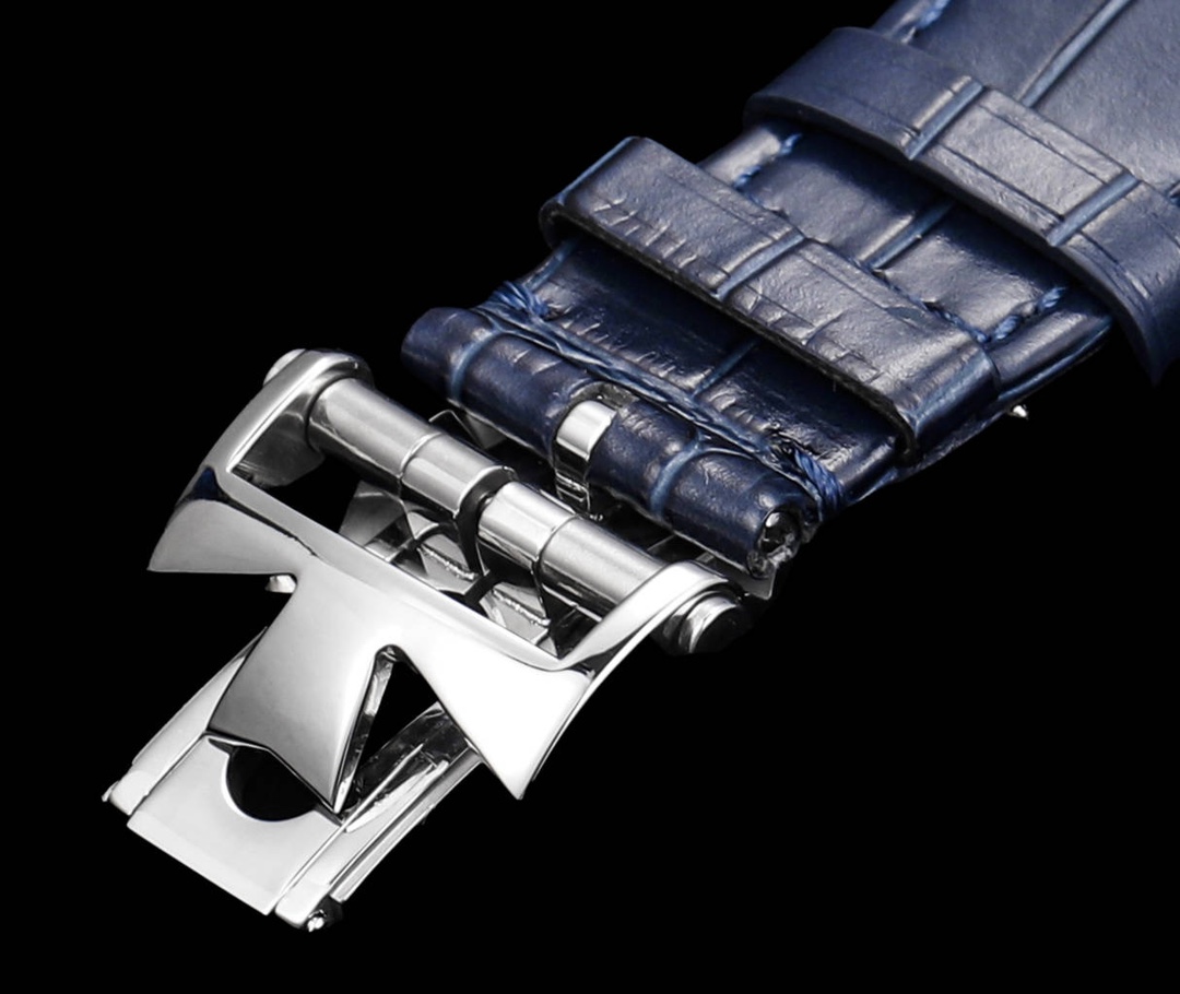 江家&mdash;&ldquo;继续&rdquo;纵横四海系列7920v/210A-B334等7900v家族款
功能：日期、双时区、时间
机芯：复刻自动机械5110DT机芯
材质：采用904L精钢打造再次成为焦点
尺寸：41mm
表带：快拆钢头，更换简单
所谓上得了厅堂，下得了厨房，守得住寂寞，创得了辉煌。多色盘选，并有三种不同风格完美搭配（钢带百搭）（牛皮可正装）（橡胶带运动）