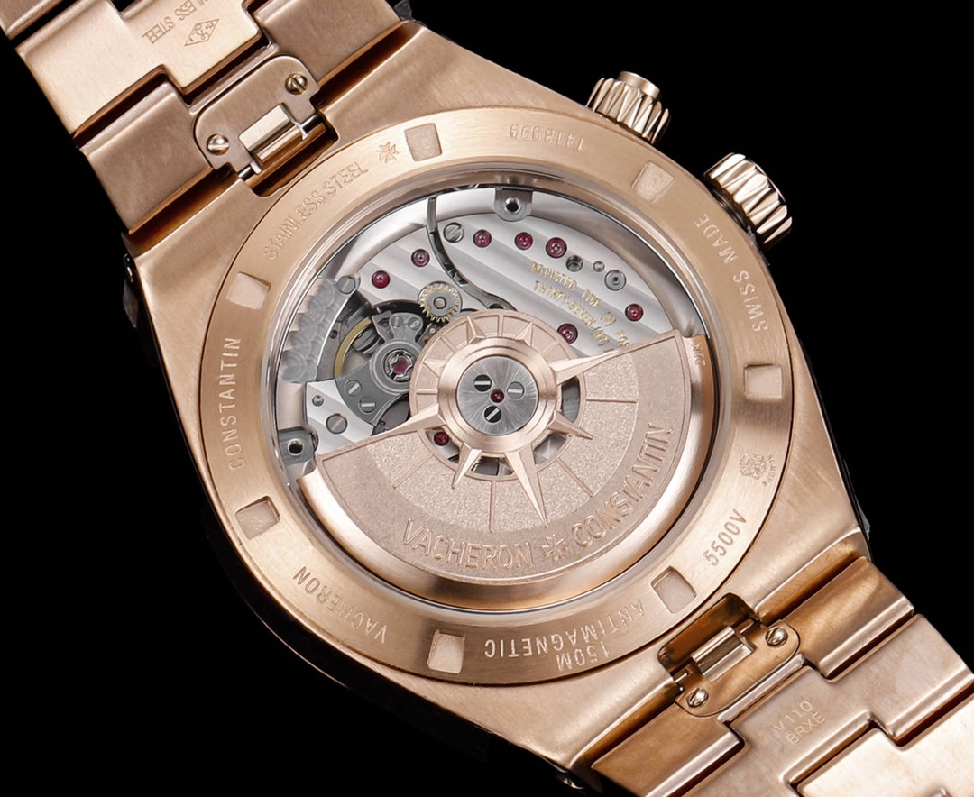 江家&mdash;&ldquo;继续&rdquo;纵横四海系列7920v/210A-B334等7900v家族款
功能：日期、双时区、时间
机芯：复刻自动机械5110DT机芯
材质：采用904L精钢打造再次成为焦点
尺寸：41mm
表带：快拆钢头，更换简单
所谓上得了厅堂，下得了厨房，守得住寂寞，创得了辉煌。多色盘选，并有三种不同风格完美搭配（钢带百搭）（牛皮可正装）（橡胶带运动）