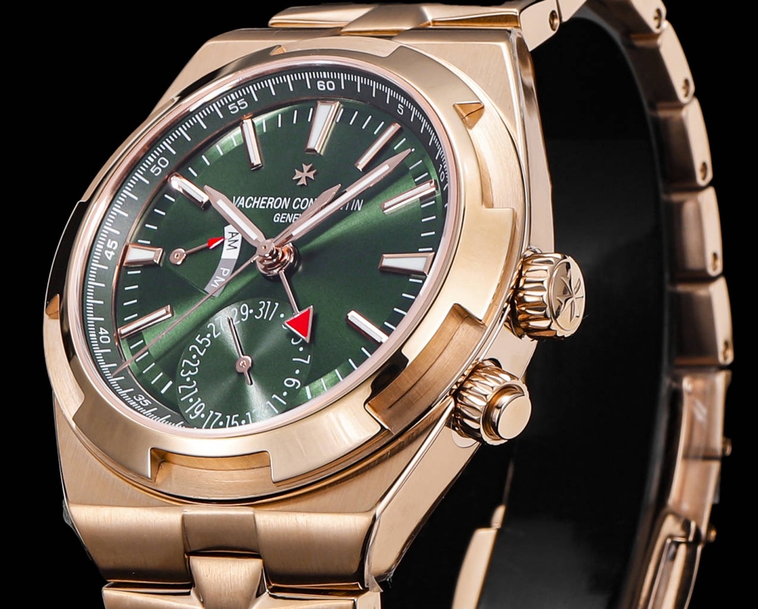 江家&mdash;&ldquo;继续&rdquo;纵横四海系列7920v/210A-B334等7900v家族款
功能：日期、双时区、时间
机芯：复刻自动机械5110DT机芯
材质：采用904L精钢打造再次成为焦点
尺寸：41mm
表带：快拆钢头，更换简单
所谓上得了厅堂，下得了厨房，守得住寂寞，创得了辉煌。多色盘选，并有三种不同风格完美搭配（钢带百搭）（牛皮可正装）（橡胶带运动）