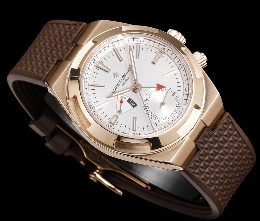 江家&mdash;&ldquo;继续&rdquo;纵横四海系列7920v/210A-B334等7900v家族款
功能：日期、双时区、时间
机芯：复刻自动机械5110DT机芯
材质：采用904L精钢打造再次成为焦点
尺寸：41mm
表带：快拆钢头，更换简单
所谓上得了厅堂，下得了厨房，守得住寂寞，创得了辉煌。多色盘选，并有三种不同风格完美搭配（钢带百搭）（牛皮可正装）（橡胶带运动）