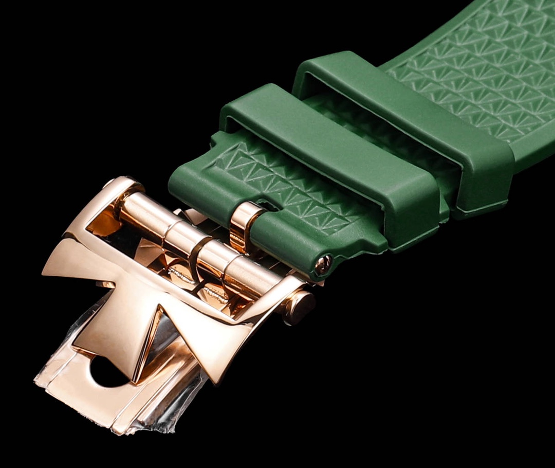 江家&mdash;&ldquo;继续&rdquo;纵横四海系列7920v/210A-B334等7900v家族款
功能：日期、双时区、时间
机芯：复刻自动机械5110DT机芯
材质：采用904L精钢打造再次成为焦点
尺寸：41mm
表带：快拆钢头，更换简单
所谓上得了厅堂，下得了厨房，守得住寂寞，创得了辉煌。多色盘选，并有三种不同风格完美搭配（钢带百搭）（牛皮可正装）（橡胶带运动）