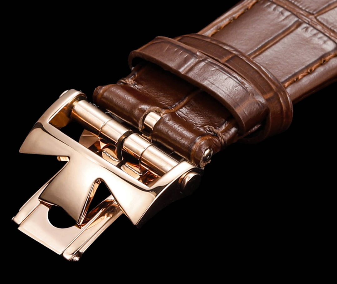 江家&mdash;&ldquo;继续&rdquo;纵横四海系列7920v/210A-B334等7900v家族款
功能：日期、双时区、时间
机芯：复刻自动机械5110DT机芯
材质：采用904L精钢打造再次成为焦点
尺寸：41mm
表带：快拆钢头，更换简单
所谓上得了厅堂，下得了厨房，守得住寂寞，创得了辉煌。多色盘选，并有三种不同风格完美搭配（钢带百搭）（牛皮可正装）（橡胶带运动）