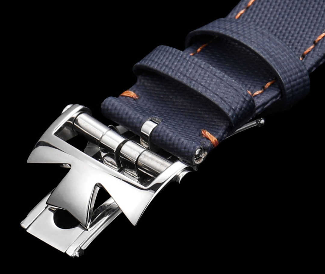 江家&mdash;&ldquo;继续&rdquo;纵横四海系列7920v/210A-B334等7900v家族款
功能：日期、双时区、时间
机芯：复刻自动机械5110DT机芯
材质：采用904L精钢打造再次成为焦点
尺寸：41mm
表带：快拆钢头，更换简单
所谓上得了厅堂，下得了厨房，守得住寂寞，创得了辉煌。多色盘选，并有三种不同风格完美搭配（钢带百搭）（牛皮可正装）（橡胶带运动）