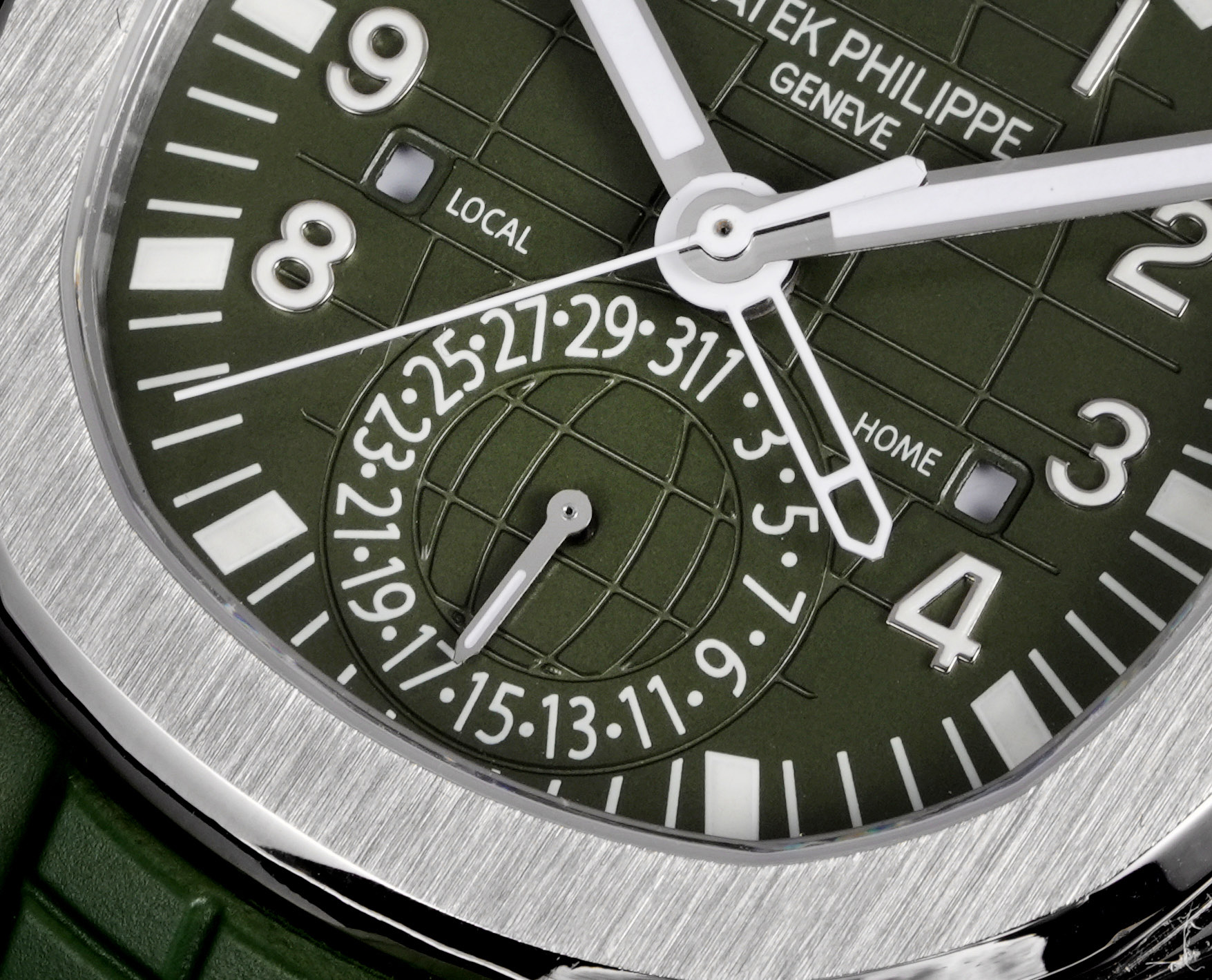PP厂百达翡丽5164首家功能对版，一款集创新技术，实用功能独特设计于一身的运动顶级腕表。40.8的毫米直径，不锈钢材质，经过抛光和拉丝交替处理，层次感强。表带采用氟橡胶带材质，背面为舒适的技术材质，这种表带非常柔软，耐用且贴合手腕。这款手雷腕表的灵魂所在，并非他简单的GMT针，而是百达翡丽专利的两地时机制，操作极其优雅和便捷。表壳左侧有两个隐藏式按钮，分别都用于快调时针，双时区，实现功能对版。表盘左右各有一个小巧的视窗，分别显示 LOCAL 和HOME的昼夜状态  。搭载百达翡丽Caliber324S S FUS自动上链机芯，拥有Gyromax摆轮和Spromax游丝，确保每天走时的超高精准。PP厂用心良苦打造首家对版功能，欢迎各大表友品鉴