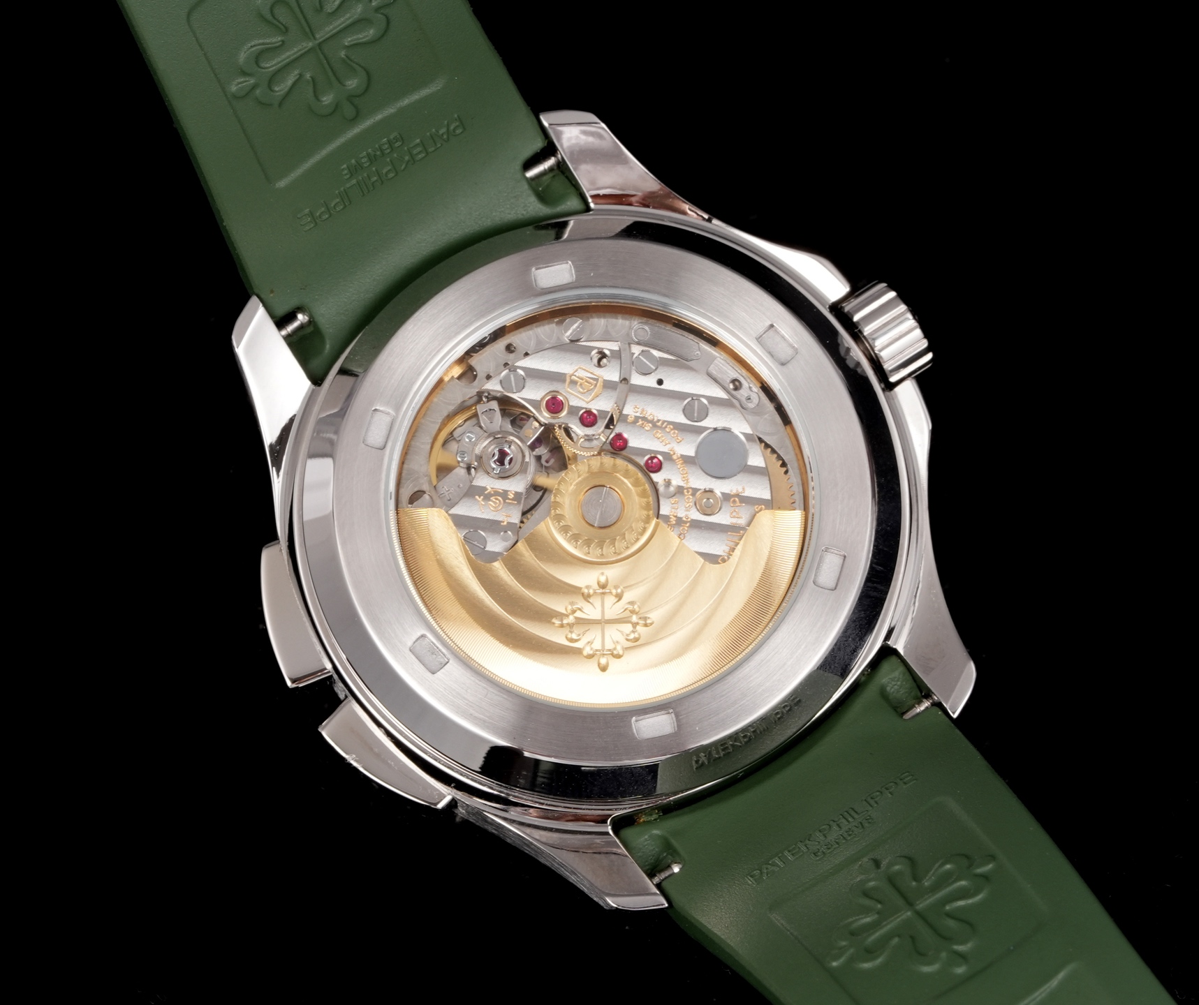 PP厂百达翡丽5164首家功能对版，一款集创新技术，实用功能独特设计于一身的运动顶级腕表。40.8的毫米直径，不锈钢材质，经过抛光和拉丝交替处理，层次感强。表带采用氟橡胶带材质，背面为舒适的技术材质，这种表带非常柔软，耐用且贴合手腕。这款手雷腕表的灵魂所在，并非他简单的GMT针，而是百达翡丽专利的两地时机制，操作极其优雅和便捷。表壳左侧有两个隐藏式按钮，分别都用于快调时针，双时区，实现功能对版。表盘左右各有一个小巧的视窗，分别显示 LOCAL 和HOME的昼夜状态  。搭载百达翡丽Caliber324S S FUS自动上链机芯，拥有Gyromax摆轮和Spromax游丝，确保每天走时的超高精准。PP厂用心良苦打造首家对版功能，欢迎各大表友品鉴