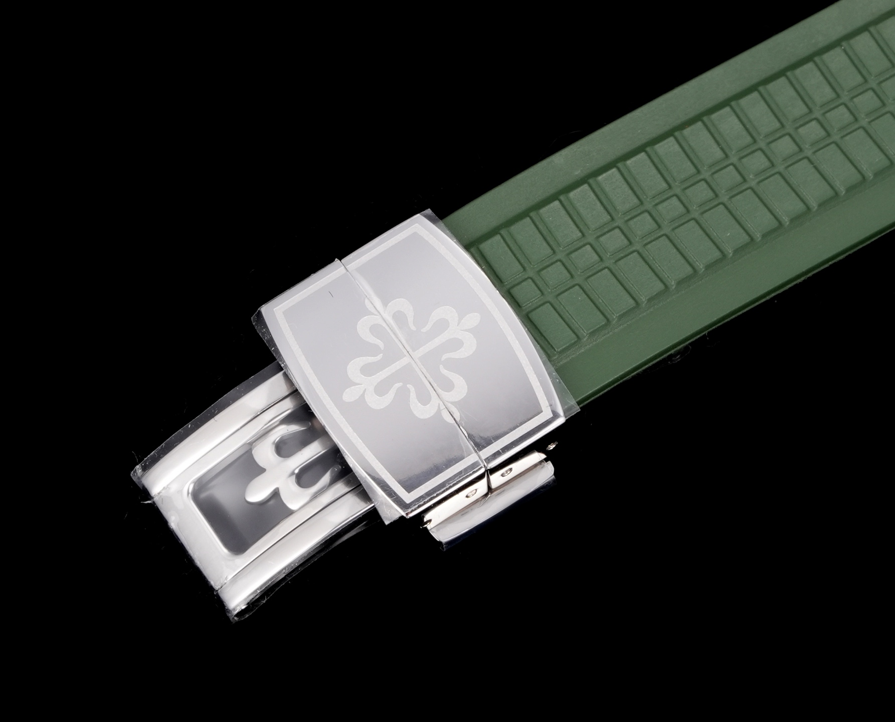 PP厂百达翡丽5164首家功能对版，一款集创新技术，实用功能独特设计于一身的运动顶级腕表。40.8的毫米直径，不锈钢材质，经过抛光和拉丝交替处理，层次感强。表带采用氟橡胶带材质，背面为舒适的技术材质，这种表带非常柔软，耐用且贴合手腕。这款手雷腕表的灵魂所在，并非他简单的GMT针，而是百达翡丽专利的两地时机制，操作极其优雅和便捷。表壳左侧有两个隐藏式按钮，分别都用于快调时针，双时区，实现功能对版。表盘左右各有一个小巧的视窗，分别显示 LOCAL 和HOME的昼夜状态  。搭载百达翡丽Caliber324S S FUS自动上链机芯，拥有Gyromax摆轮和Spromax游丝，确保每天走时的超高精准。PP厂用心良苦打造首家对版功能，欢迎各大表友品鉴