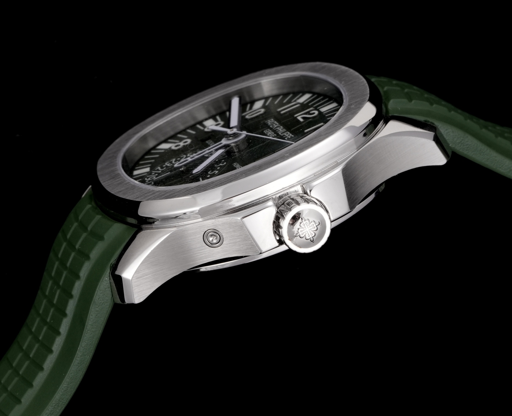 PP厂百达翡丽5164首家功能对版，一款集创新技术，实用功能独特设计于一身的运动顶级腕表。40.8的毫米直径，不锈钢材质，经过抛光和拉丝交替处理，层次感强。表带采用氟橡胶带材质，背面为舒适的技术材质，这种表带非常柔软，耐用且贴合手腕。这款手雷腕表的灵魂所在，并非他简单的GMT针，而是百达翡丽专利的两地时机制，操作极其优雅和便捷。表壳左侧有两个隐藏式按钮，分别都用于快调时针，双时区，实现功能对版。表盘左右各有一个小巧的视窗，分别显示 LOCAL 和HOME的昼夜状态  。搭载百达翡丽Caliber324S S FUS自动上链机芯，拥有Gyromax摆轮和Spromax游丝，确保每天走时的超高精准。PP厂用心良苦打造首家对版功能，欢迎各大表友品鉴