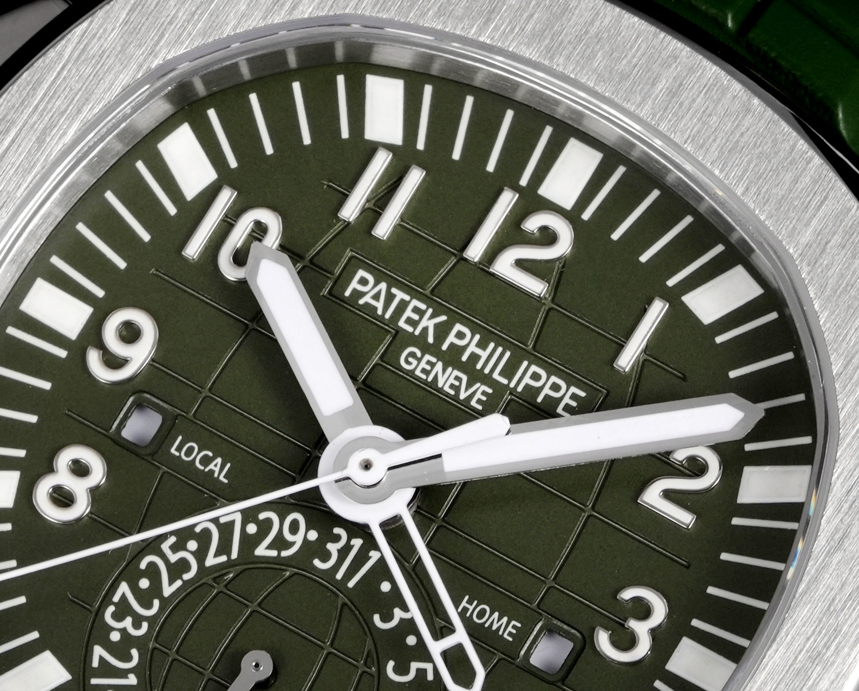 PP厂百达翡丽5164首家功能对版，一款集创新技术，实用功能独特设计于一身的运动顶级腕表。40.8的毫米直径，不锈钢材质，经过抛光和拉丝交替处理，层次感强。表带采用氟橡胶带材质，背面为舒适的技术材质，这种表带非常柔软，耐用且贴合手腕。这款手雷腕表的灵魂所在，并非他简单的GMT针，而是百达翡丽专利的两地时机制，操作极其优雅和便捷。表壳左侧有两个隐藏式按钮，分别都用于快调时针，双时区，实现功能对版。表盘左右各有一个小巧的视窗，分别显示 LOCAL 和HOME的昼夜状态  。搭载百达翡丽Caliber324S S FUS自动上链机芯，拥有Gyromax摆轮和Spromax游丝，确保每天走时的超高精准。PP厂用心良苦打造首家对版功能，欢迎各大表友品鉴