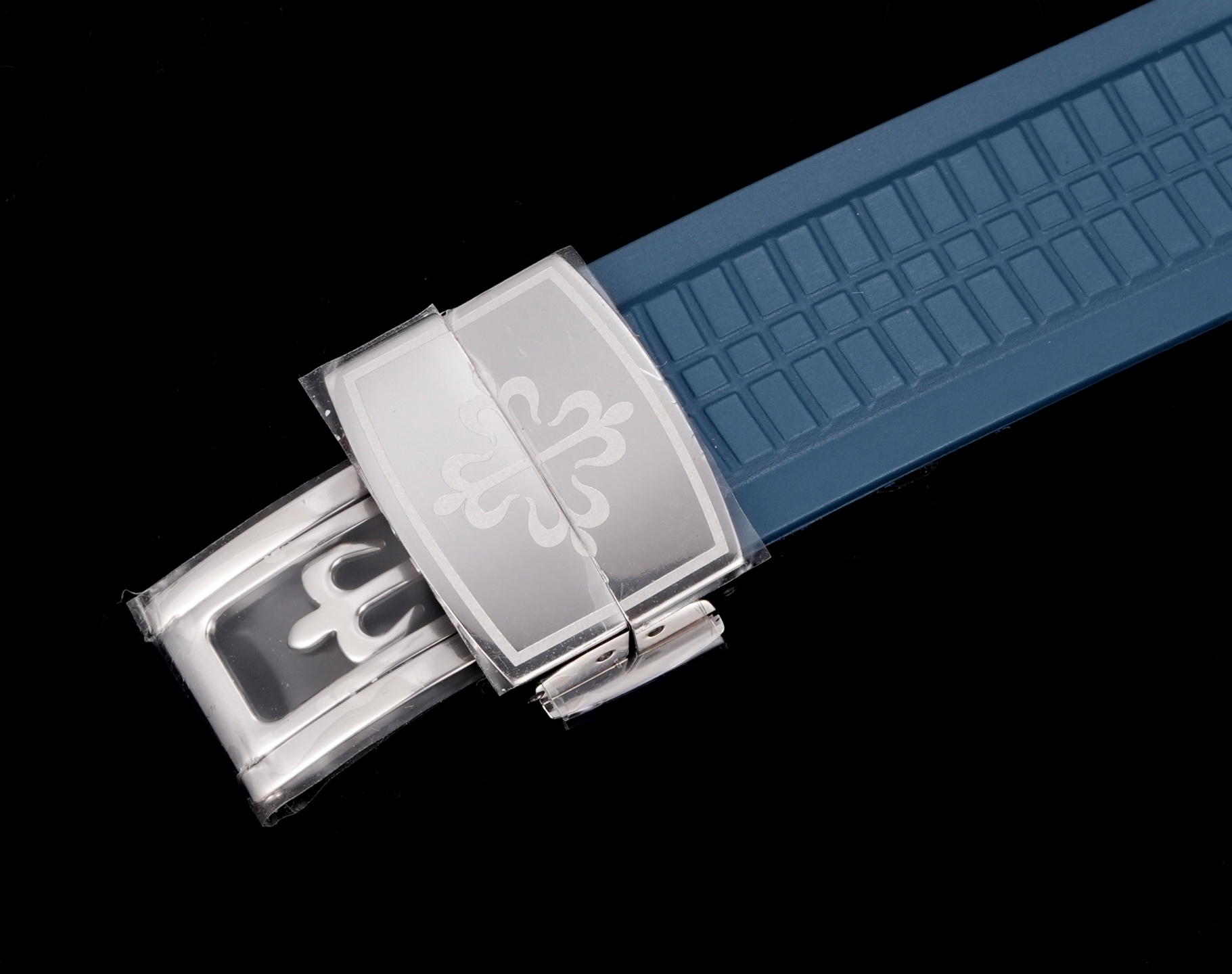 PP厂百达翡丽5164首家功能对版，一款集创新技术，实用功能独特设计于一身的运动顶级腕表。40.8的毫米直径，不锈钢材质，经过抛光和拉丝交替处理，层次感强。表带采用氟橡胶带材质，背面为舒适的技术材质，这种表带非常柔软，耐用且贴合手腕。这款手雷腕表的灵魂所在，并非他简单的GMT针，而是百达翡丽专利的两地时机制，操作极其优雅和便捷。表壳左侧有两个隐藏式按钮，分别都用于快调时针，双时区，实现功能对版。表盘左右各有一个小巧的视窗，分别显示 LOCAL 和HOME的昼夜状态  。搭载百达翡丽Caliber324S S FUS自动上链机芯，拥有Gyromax摆轮和Spromax游丝，确保每天走时的超高精准。PP厂用心良苦打造首家对版功能，欢迎各大表友品鉴