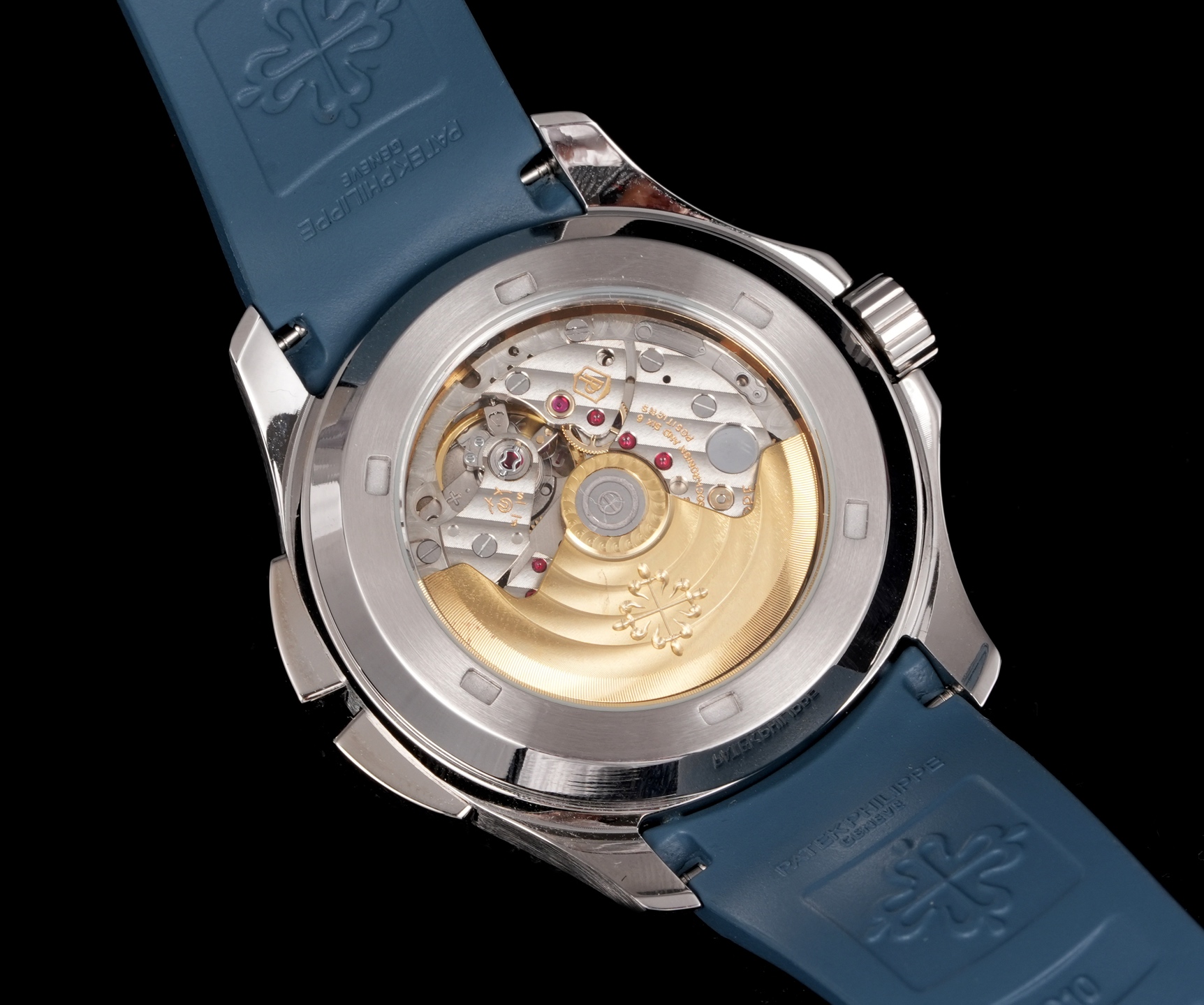 PP厂百达翡丽5164首家功能对版，一款集创新技术，实用功能独特设计于一身的运动顶级腕表。40.8的毫米直径，不锈钢材质，经过抛光和拉丝交替处理，层次感强。表带采用氟橡胶带材质，背面为舒适的技术材质，这种表带非常柔软，耐用且贴合手腕。这款手雷腕表的灵魂所在，并非他简单的GMT针，而是百达翡丽专利的两地时机制，操作极其优雅和便捷。表壳左侧有两个隐藏式按钮，分别都用于快调时针，双时区，实现功能对版。表盘左右各有一个小巧的视窗，分别显示 LOCAL 和HOME的昼夜状态  。搭载百达翡丽Caliber324S S FUS自动上链机芯，拥有Gyromax摆轮和Spromax游丝，确保每天走时的超高精准。PP厂用心良苦打造首家对版功能，欢迎各大表友品鉴