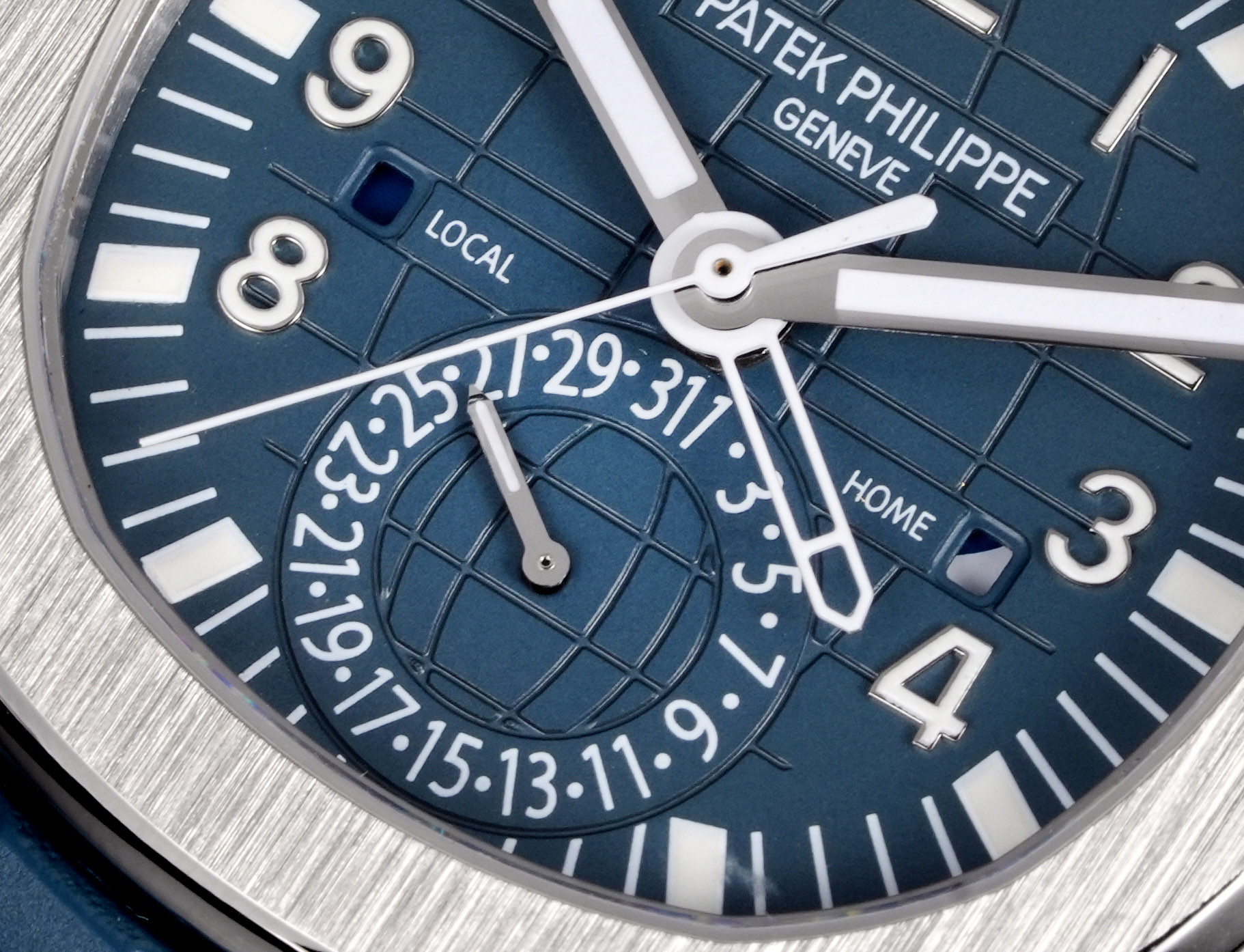 PP厂百达翡丽5164首家功能对版，一款集创新技术，实用功能独特设计于一身的运动顶级腕表。40.8的毫米直径，不锈钢材质，经过抛光和拉丝交替处理，层次感强。表带采用氟橡胶带材质，背面为舒适的技术材质，这种表带非常柔软，耐用且贴合手腕。这款手雷腕表的灵魂所在，并非他简单的GMT针，而是百达翡丽专利的两地时机制，操作极其优雅和便捷。表壳左侧有两个隐藏式按钮，分别都用于快调时针，双时区，实现功能对版。表盘左右各有一个小巧的视窗，分别显示 LOCAL 和HOME的昼夜状态  。搭载百达翡丽Caliber324S S FUS自动上链机芯，拥有Gyromax摆轮和Spromax游丝，确保每天走时的超高精准。PP厂用心良苦打造首家对版功能，欢迎各大表友品鉴