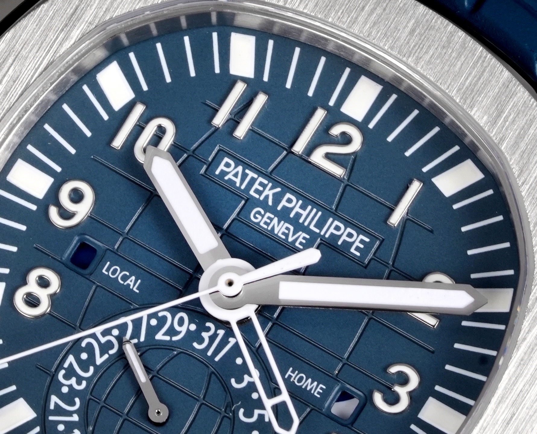PP厂百达翡丽5164首家功能对版，一款集创新技术，实用功能独特设计于一身的运动顶级腕表。40.8的毫米直径，不锈钢材质，经过抛光和拉丝交替处理，层次感强。表带采用氟橡胶带材质，背面为舒适的技术材质，这种表带非常柔软，耐用且贴合手腕。这款手雷腕表的灵魂所在，并非他简单的GMT针，而是百达翡丽专利的两地时机制，操作极其优雅和便捷。表壳左侧有两个隐藏式按钮，分别都用于快调时针，双时区，实现功能对版。表盘左右各有一个小巧的视窗，分别显示 LOCAL 和HOME的昼夜状态  。搭载百达翡丽Caliber324S S FUS自动上链机芯，拥有Gyromax摆轮和Spromax游丝，确保每天走时的超高精准。PP厂用心良苦打造首家对版功能，欢迎各大表友品鉴